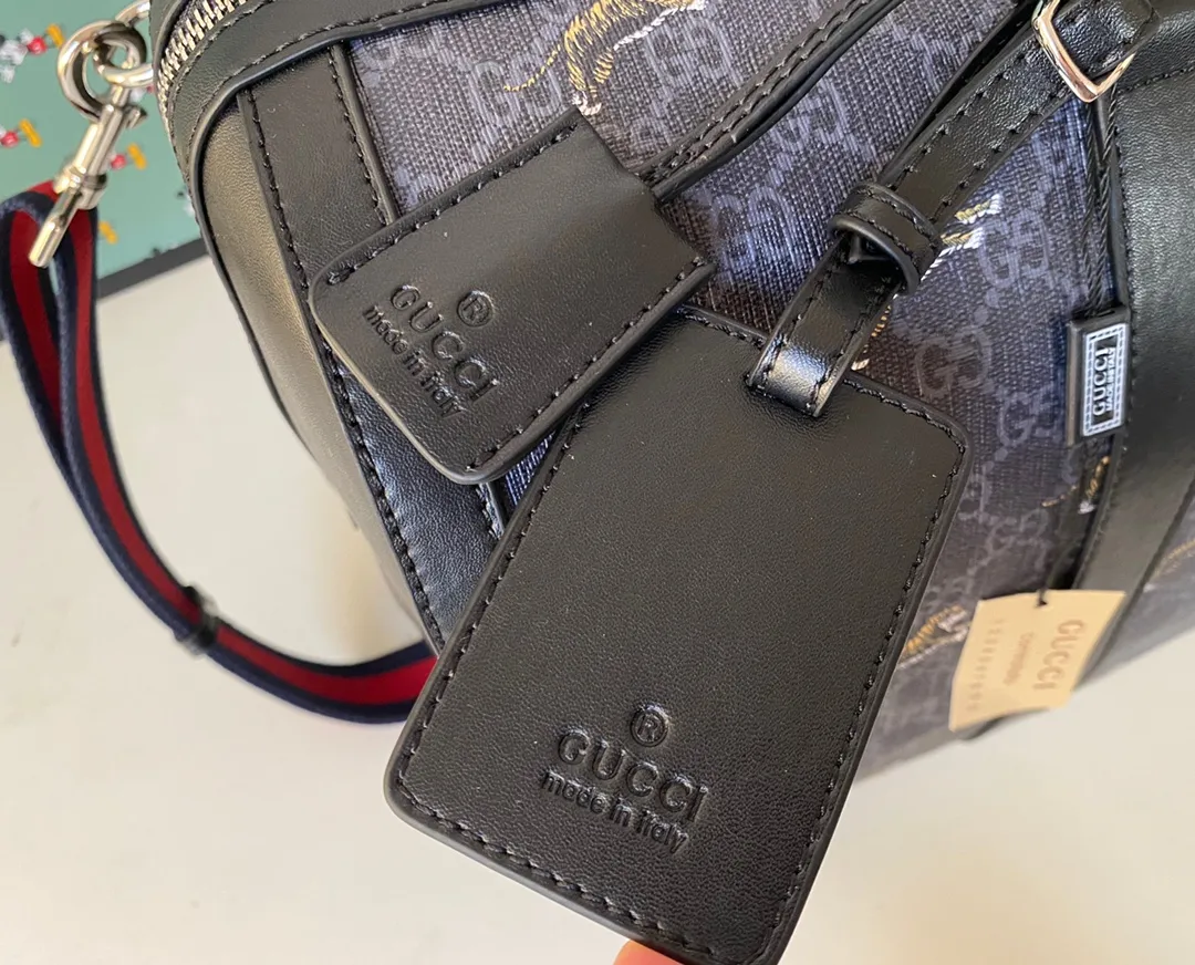 💰380 🆕GUCCI💝💝The latest small travel bag💗The texture is super soft and made of soft GG Supreme high-grade man-made canvas. This material is a softer version of GG Supreme high-grade man-made canvas. It is covered with microfiber fabric, decorated with GG patterns, and matched with black imported cowhide piping. It is full of personality! Comes with a detachable webbing shoulder strap. Style number: 474131 Kehu. Size: 45*27*24