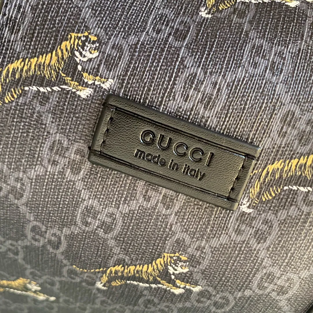 💰380 🆕GUCCI💝💝The latest small travel bag💗The texture is super soft and made of soft GG Supreme high-grade man-made canvas. This material is a softer version of GG Supreme high-grade man-made canvas. It is covered with microfiber fabric, decorated with GG patterns, and matched with black imported cowhide piping. It is full of personality! Comes with a detachable webbing shoulder strap. Style number: 474131 Kehu. Size: 45*27*24
