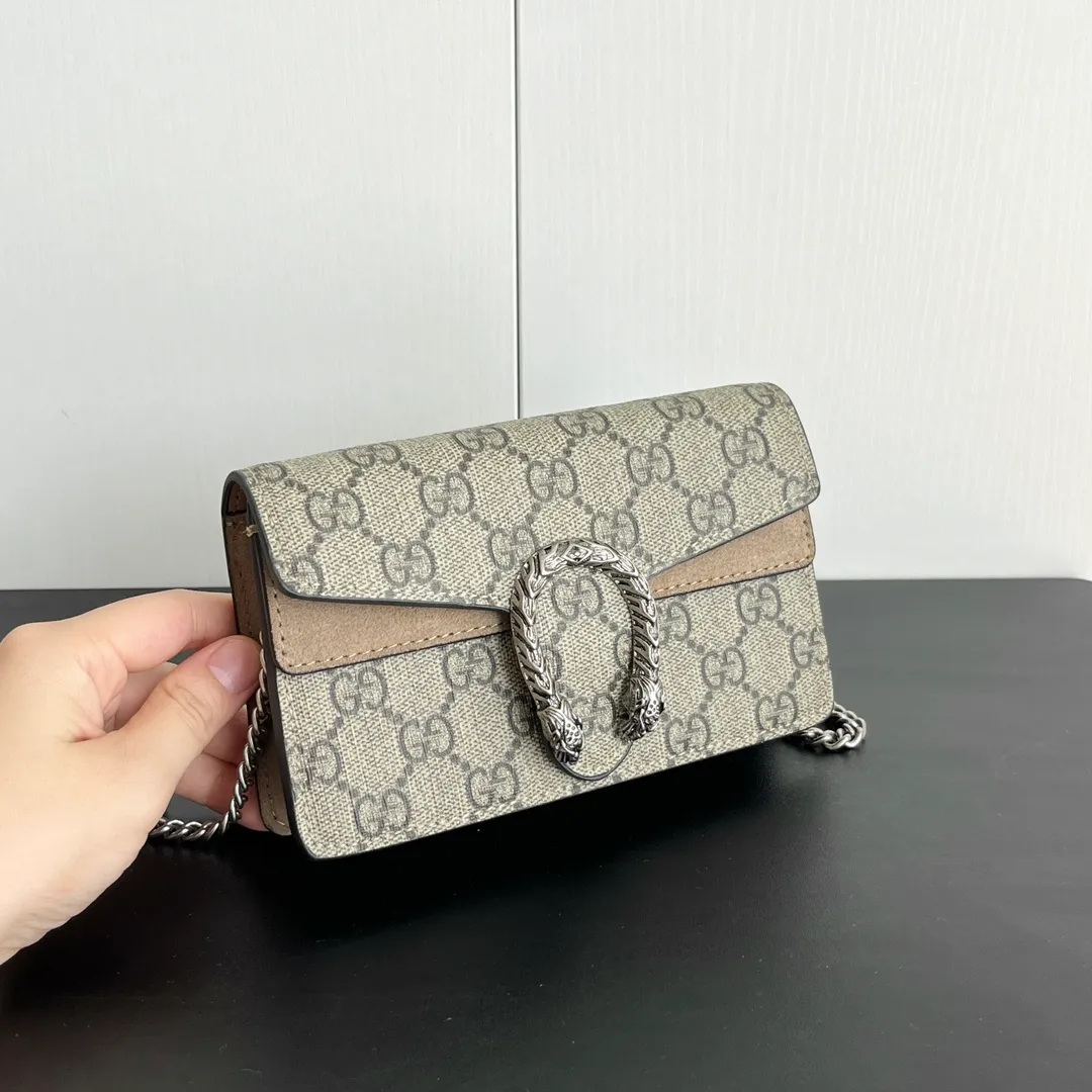 Actual shot #💰240 with box Model: 476432 Khaki Size: 16.5x10x4.5cm 𝙂𝙪𝙘𝙘𝙞 𝘿𝙞𝙤𝙣𝙮𝙨𝙪𝙨 𝙈𝙞𝙣𝙞 16.5 Xiaogujia’s entry-level small bag is recommended. It’s not worth mentioning. It’s a classic model that can be said to be the symbol of Xiaogujia. The classic mini Dionysian buckle is paired with calfskin. This bag has a very high appearance rate. It is simply a tool for daily wear and is very popular on the street❗️