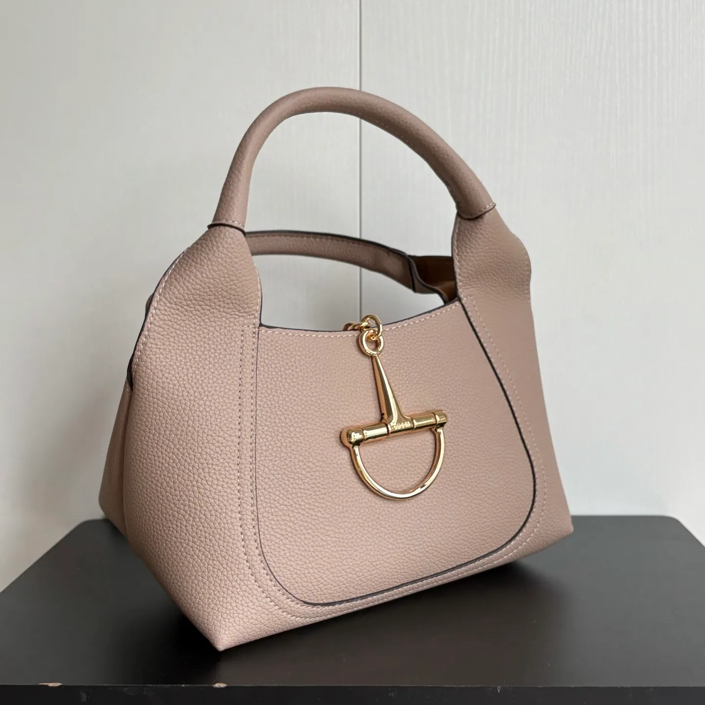Upgraded version of real shot #💰300 Style number: 837467 gray Size: 27.5X21X16～ Gucci Softbit series small shoulder bag, ingeniously integrated with the brand's classic equestrian style accessories with half horse bit shape. The handle is 15 cm high and can be opened and closed with a magnetic buckle.