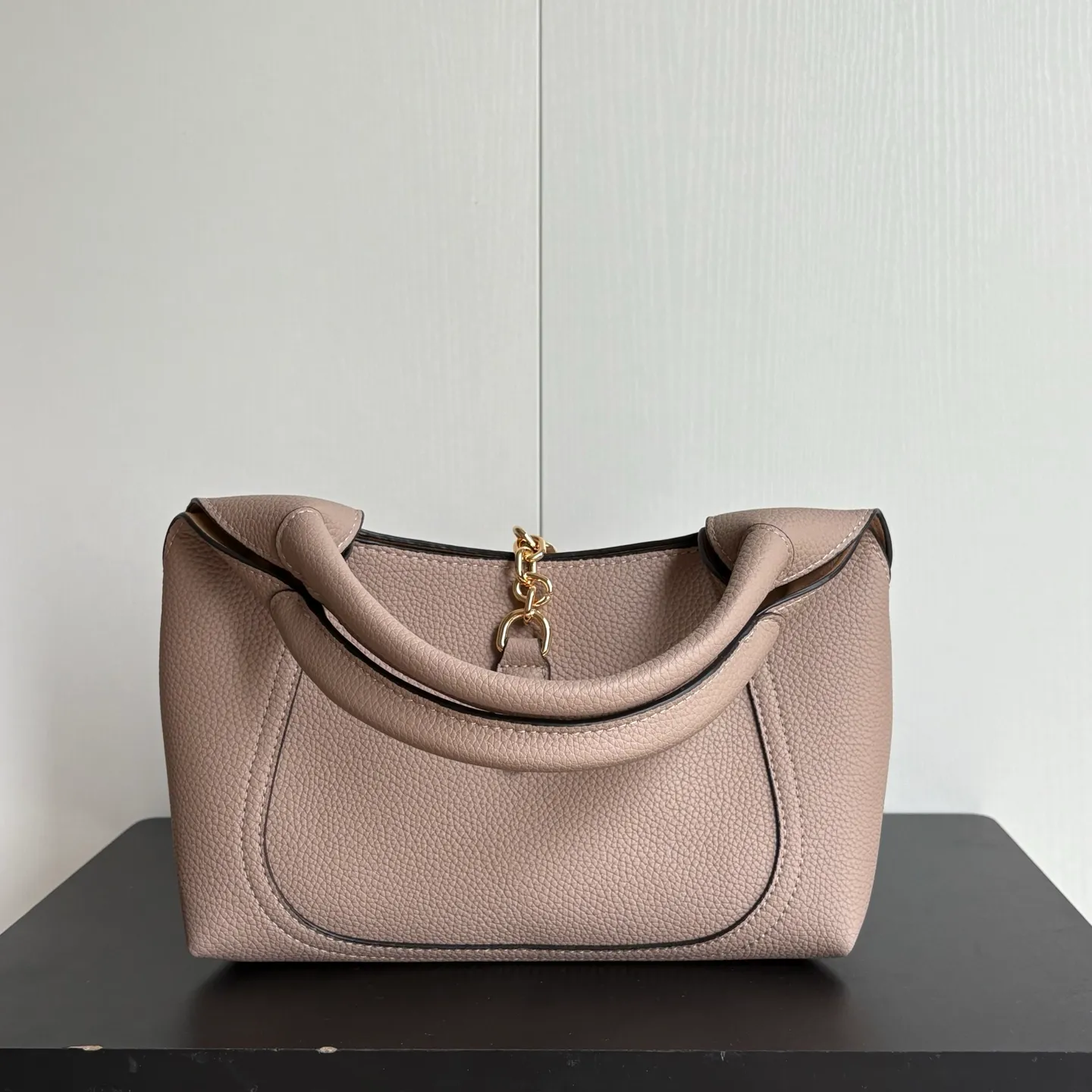 Upgraded version of real shot #💰300 Style number: 837467 gray Size: 27.5X21X16～ Gucci Softbit series small shoulder bag, ingeniously integrated with the brand's classic equestrian style accessories with half horse bit shape. The handle is 15 cm high and can be opened and closed with a magnetic buckle.