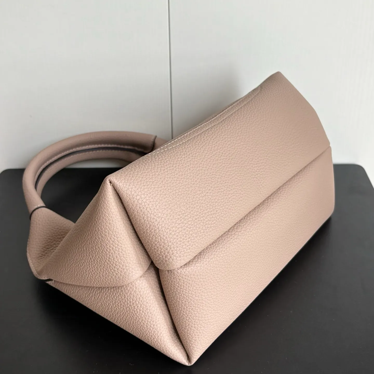 Upgraded version of real shot #💰300 Style number: 837467 gray Size: 27.5X21X16～ Gucci Softbit series small shoulder bag, ingeniously integrated with the brand's classic equestrian style accessories with half horse bit shape. The handle is 15 cm high and can be opened and closed with a magnetic buckle.