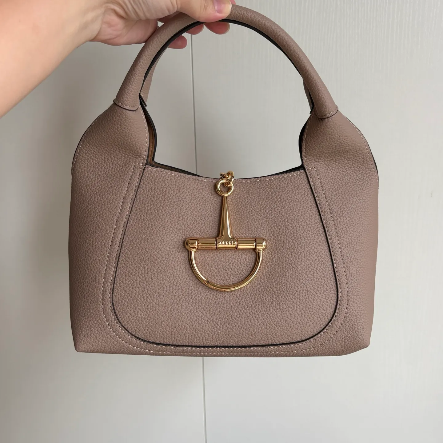 Upgraded version of real shot #💰300 Style number: 837467 gray Size: 27.5X21X16～ Gucci Softbit series small shoulder bag, ingeniously integrated with the brand's classic equestrian style accessories with half horse bit shape. The handle is 15 cm high and can be opened and closed with a magnetic buckle.