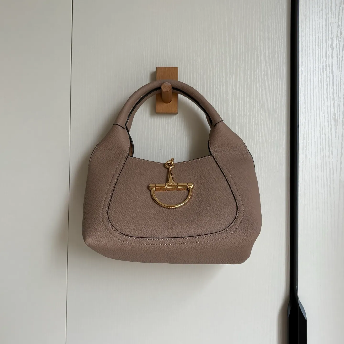 Upgraded version of real shot #💰300 Style number: 837467 gray Size: 27.5X21X16～ Gucci Softbit series small shoulder bag, ingeniously integrated with the brand's classic equestrian style accessories with half horse bit shape. The handle is 15 cm high and can be opened and closed with a magnetic buckle.