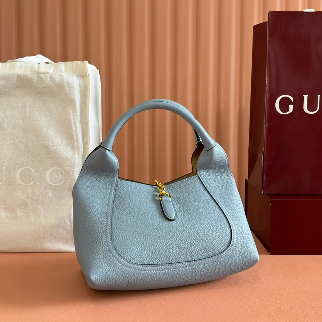 p1280. 🐴🐴🐴【Full set of packaging at the counter】This Gucci Softbit series shoulder bag is ingeniously integrated with the brand's classic equestrian style accessories in the shape of a large half-horse bit. Anchor red grained calf leather Light gold tone hardware Brown microfiber lining Half horsebit closure Holds iPhone Pro Max/Plus, Airpods, long wallet and lipstick Handle height: 15cm Magnetic closure Model: 837467 Dimensions: 27.5cm (W) x 21cm (H) x 16cm (D) Weight: approx. 0.6kg Color: Blue/original leather. Made in Italy
