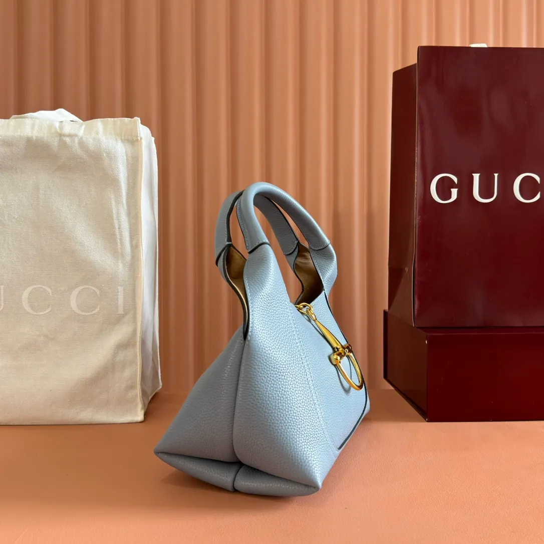 p1280. 🐴🐴🐴【Full set of packaging at the counter】This Gucci Softbit series shoulder bag is ingeniously integrated with the brand's classic equestrian style accessories in the shape of a large half-horse bit. Anchor red grained calf leather Light gold tone hardware Brown microfiber lining Half horsebit closure Holds iPhone Pro Max/Plus, Airpods, long wallet and lipstick Handle height: 15cm Magnetic closure Model: 837467 Dimensions: 27.5cm (W) x 21cm (H) x 16cm (D) Weight: approx. 0.6kg Color: Blue/original leather. Made in Italy