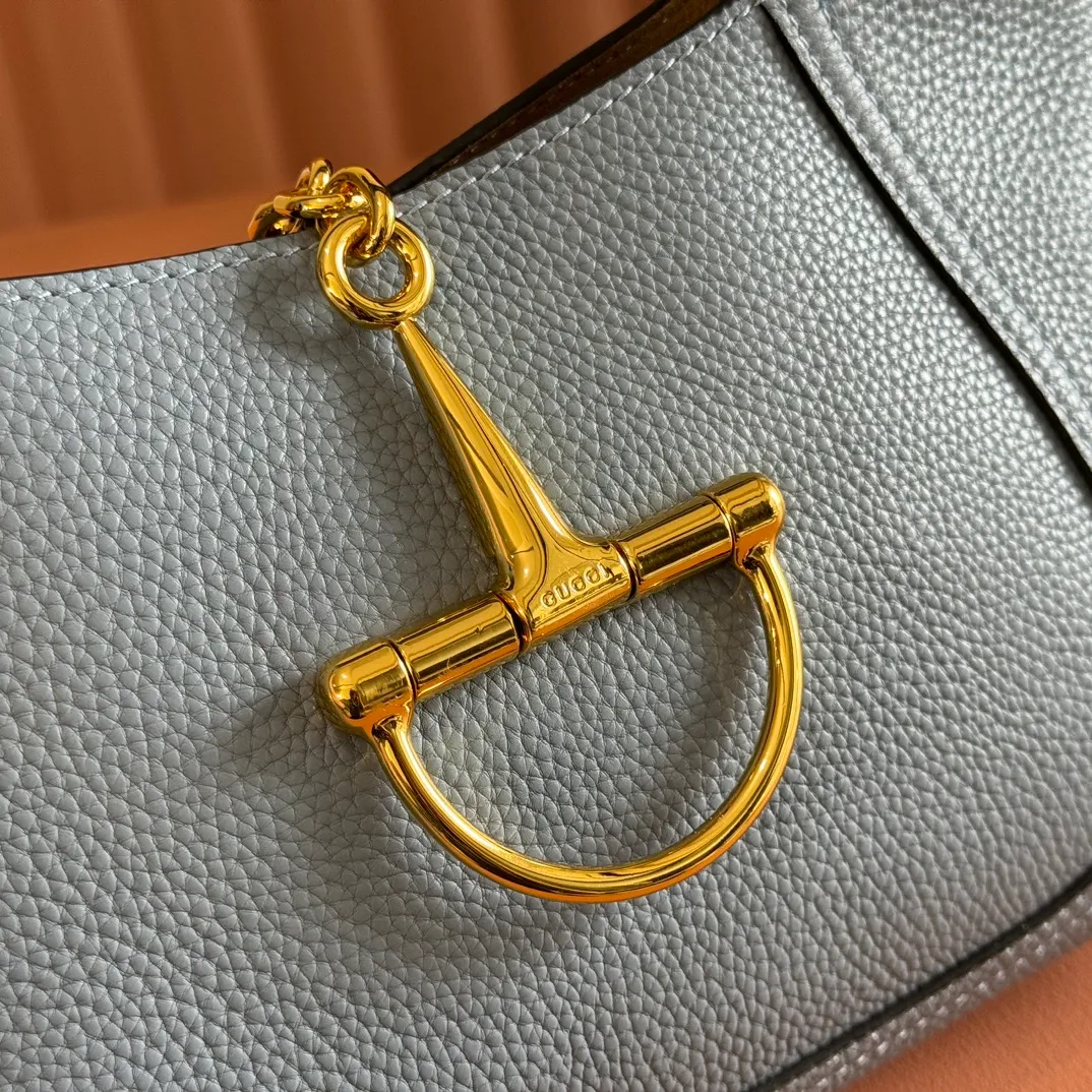 p1280. 🐴🐴🐴【Full set of packaging at the counter】This Gucci Softbit series shoulder bag is ingeniously integrated with the brand's classic equestrian style accessories in the shape of a large half-horse bit. Anchor red grained calf leather Light gold tone hardware Brown microfiber lining Half horsebit closure Holds iPhone Pro Max/Plus, Airpods, long wallet and lipstick Handle height: 15cm Magnetic closure Model: 837467 Dimensions: 27.5cm (W) x 21cm (H) x 16cm (D) Weight: approx. 0.6kg Color: Blue/original leather. Made in Italy