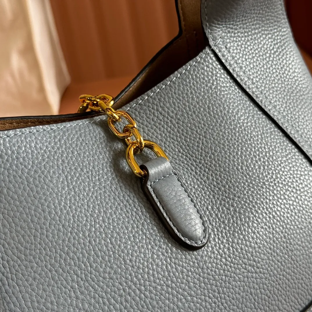 p1280. 🐴🐴🐴【Full set of packaging at the counter】This Gucci Softbit series shoulder bag is ingeniously integrated with the brand's classic equestrian style accessories in the shape of a large half-horse bit. Anchor red grained calf leather Light gold tone hardware Brown microfiber lining Half horsebit closure Holds iPhone Pro Max/Plus, Airpods, long wallet and lipstick Handle height: 15cm Magnetic closure Model: 837467 Dimensions: 27.5cm (W) x 21cm (H) x 16cm (D) Weight: approx. 0.6kg Color: Blue/original leather. Made in Italy