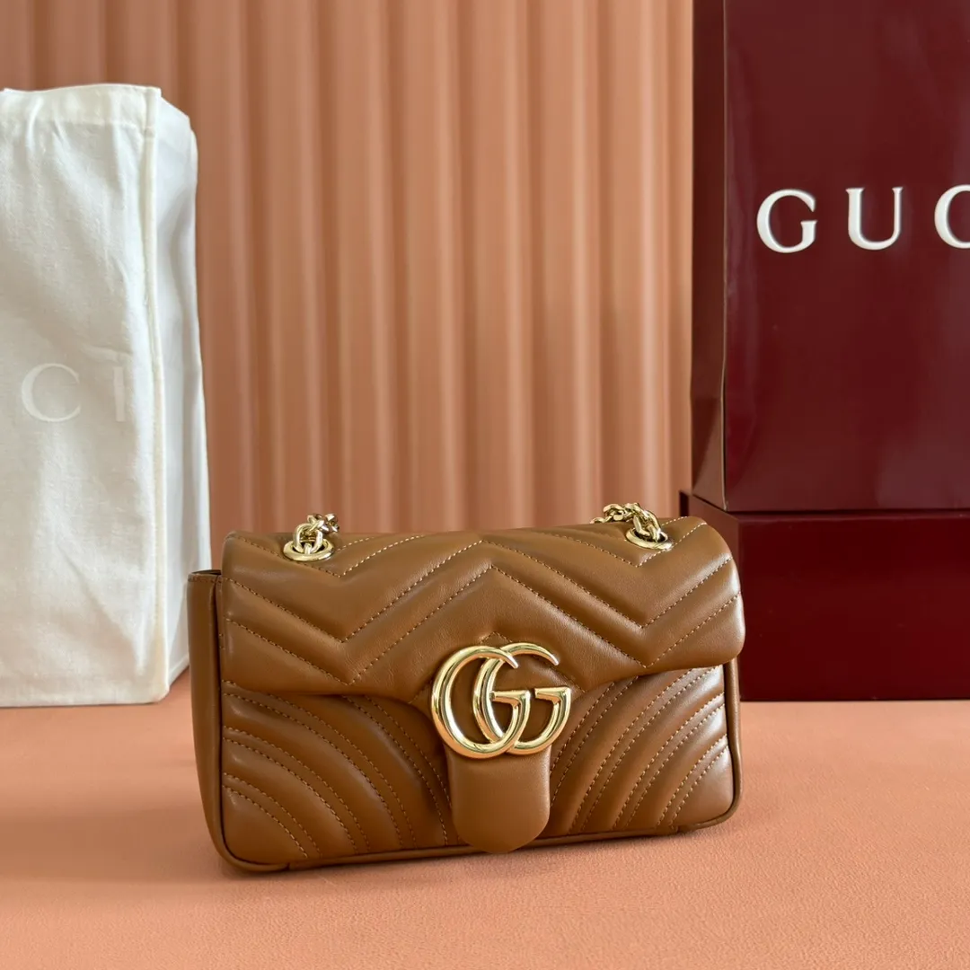 p1300. 💋💋💋Imported original sheepskin top quality workmanship [equipped with full counter packaging] The brand's iconic GG Marmont series is ingeniously integrated with double G styling accessories and faceted chain straps, and soft leather is selected to create a soft-lined bag shape. White V-shaped Matelassé sheepskin. Light gold-tone hardware. Gucci ankara red viscose lining. Interior: One open pocket. Sliding chain strap that can be used as a shoulder strap (55 cm high). Snap-lock flap. Ident.: 837280. Dimensions: 22cm (width) x 12.5cm (height) x 6cm (depth) Weight: about 0.55kg Color: brown full leather/original leather. Made in Italy