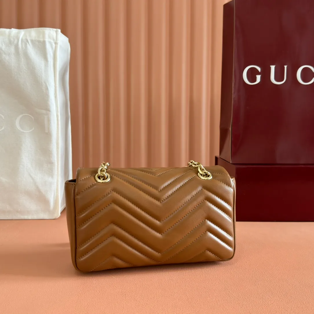 p1300. 💋💋💋Imported original sheepskin top quality workmanship [equipped with full counter packaging] The brand's iconic GG Marmont series is ingeniously integrated with double G styling accessories and faceted chain straps, and soft leather is selected to create a soft-lined bag shape. White V-shaped Matelassé sheepskin. Light gold-tone hardware. Gucci ankara red viscose lining. Interior: One open pocket. Sliding chain strap that can be used as a shoulder strap (55 cm high). Snap-lock flap. Ident.: 837280. Dimensions: 22cm (width) x 12.5cm (height) x 6cm (depth) Weight: about 0.55kg Color: brown full leather/original leather. Made in Italy