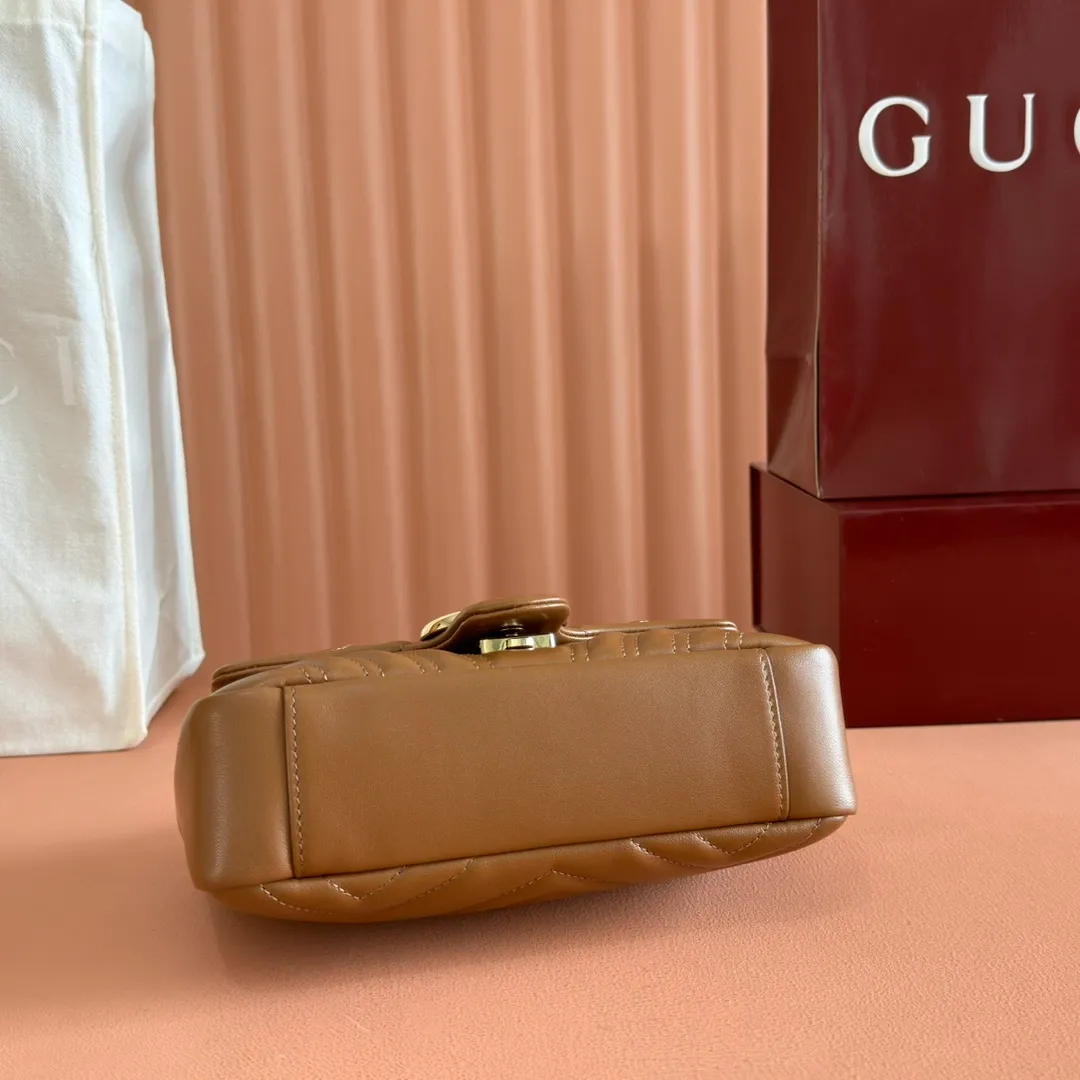 p1300. 💋💋💋Imported original sheepskin top quality workmanship [equipped with full counter packaging] The brand's iconic GG Marmont series is ingeniously integrated with double G styling accessories and faceted chain straps, and soft leather is selected to create a soft-lined bag shape. White V-shaped Matelassé sheepskin. Light gold-tone hardware. Gucci ankara red viscose lining. Interior: One open pocket. Sliding chain strap that can be used as a shoulder strap (55 cm high). Snap-lock flap. Ident.: 837280. Dimensions: 22cm (width) x 12.5cm (height) x 6cm (depth) Weight: about 0.55kg Color: brown full leather/original leather. Made in Italy