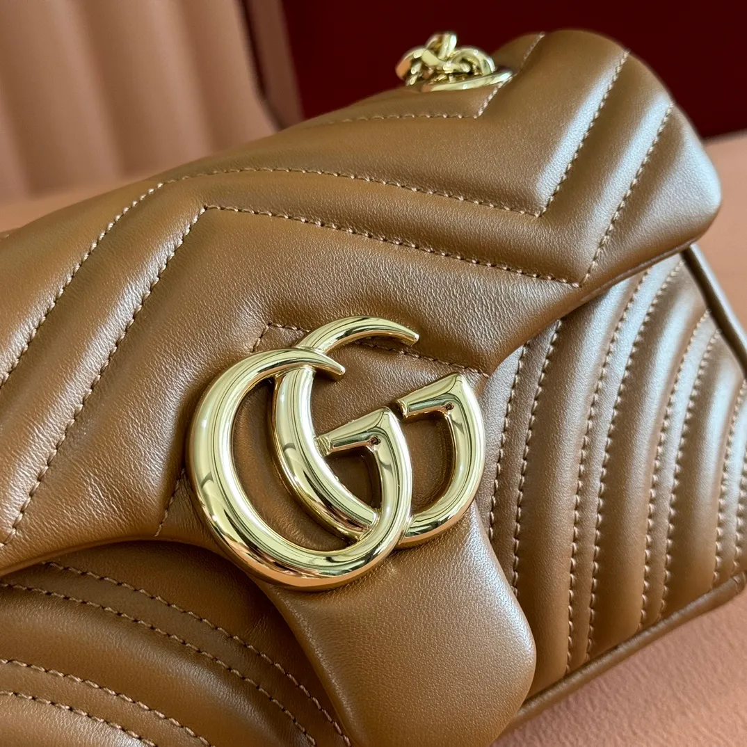 p1300. 💋💋💋Imported original sheepskin top quality workmanship [equipped with full counter packaging] The brand's iconic GG Marmont series is ingeniously integrated with double G styling accessories and faceted chain straps, and soft leather is selected to create a soft-lined bag shape. White V-shaped Matelassé sheepskin. Light gold-tone hardware. Gucci ankara red viscose lining. Interior: One open pocket. Sliding chain strap that can be used as a shoulder strap (55 cm high). Snap-lock flap. Ident.: 837280. Dimensions: 22cm (width) x 12.5cm (height) x 6cm (depth) Weight: about 0.55kg Color: brown full leather/original leather. Made in Italy