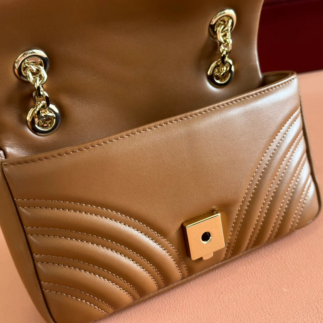 p1300. 💋💋💋Imported original sheepskin top quality workmanship [equipped with full counter packaging] The brand's iconic GG Marmont series is ingeniously integrated with double G styling accessories and faceted chain straps, and soft leather is selected to create a soft-lined bag shape. White V-shaped Matelassé sheepskin. Light gold-tone hardware. Gucci ankara red viscose lining. Interior: One open pocket. Sliding chain strap that can be used as a shoulder strap (55 cm high). Snap-lock flap. Ident.: 837280. Dimensions: 22cm (width) x 12.5cm (height) x 6cm (depth) Weight: about 0.55kg Color: brown full leather/original leather. Made in Italy