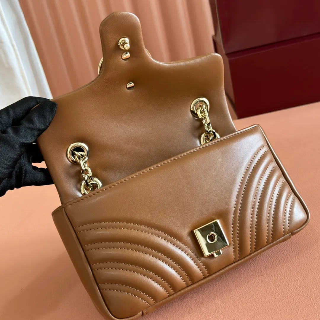 p1300. 💋💋💋Imported original sheepskin top quality workmanship [equipped with full counter packaging] The brand's iconic GG Marmont series is ingeniously integrated with double G styling accessories and faceted chain straps, and soft leather is selected to create a soft-lined bag shape. White V-shaped Matelassé sheepskin. Light gold-tone hardware. Gucci ankara red viscose lining. Interior: One open pocket. Sliding chain strap that can be used as a shoulder strap (55 cm high). Snap-lock flap. Ident.: 837280. Dimensions: 22cm (width) x 12.5cm (height) x 6cm (depth) Weight: about 0.55kg Color: brown full leather/original leather. Made in Italy