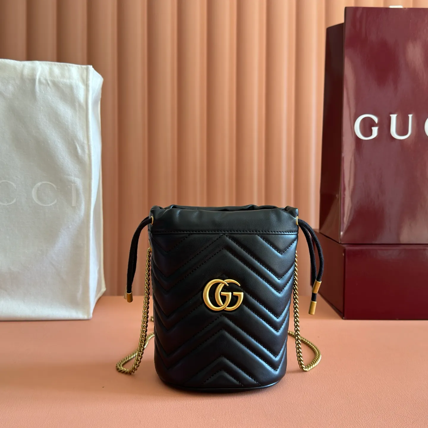 P900. 📣📣📣[Original leather accessories🌈Complete counter packaging]🔥🔥This Marmont series mini bucket bag is crafted from blue twill quilted leather, and is decorated with the brand's iconic double G monogram pattern accessories on the front, giving it a new interpretation of its outstanding look. As the symbol of the collection, the Double G accessory evolved from the belt buckle originating from the archives of the 1970s. The metal chain shoulder strap allows for a variety of carrying options, adding an elegant touch to this compact accessory. Model: 575163 Size: 17x19x10cm