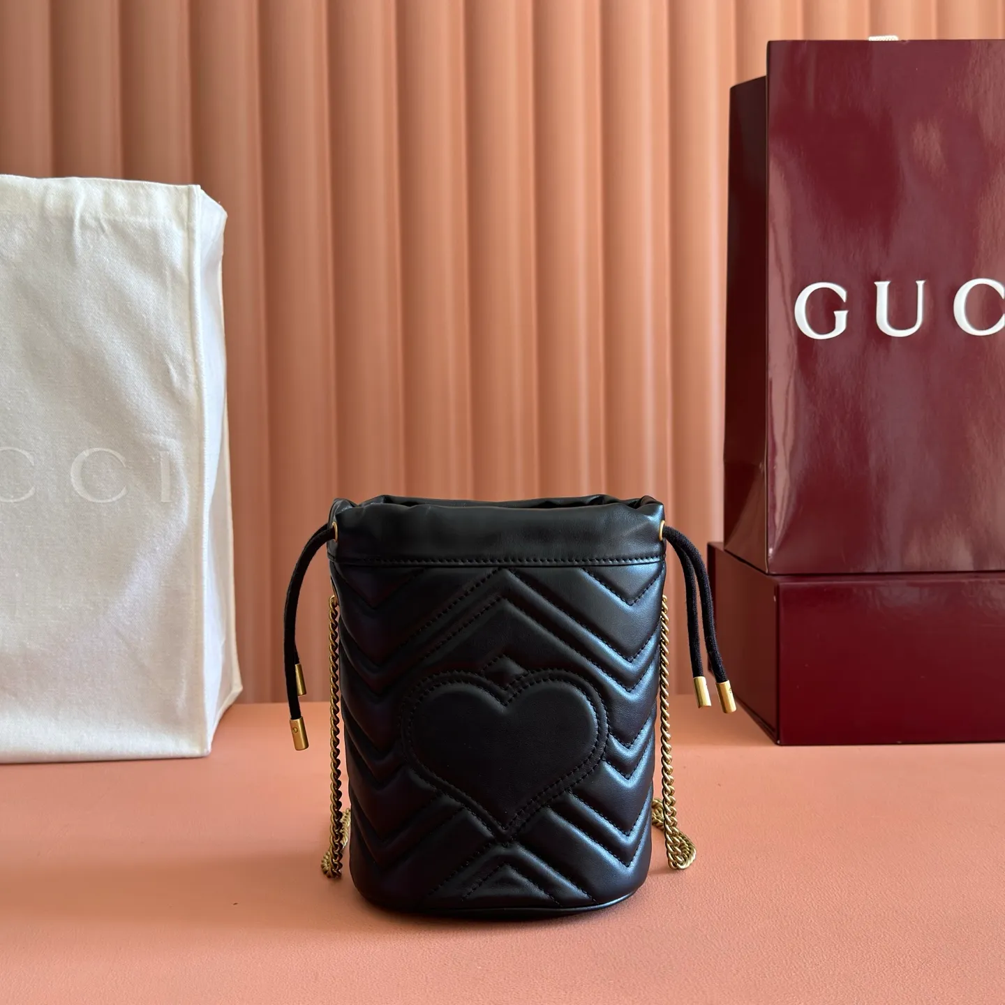 P900. 📣📣📣[Original leather accessories🌈Complete counter packaging]🔥🔥This Marmont series mini bucket bag is crafted from blue twill quilted leather, and is decorated with the brand's iconic double G monogram pattern accessories on the front, giving it a new interpretation of its outstanding look. As the symbol of the collection, the Double G accessory evolved from the belt buckle originating from the archives of the 1970s. The metal chain shoulder strap allows for a variety of carrying options, adding an elegant touch to this compact accessory. Model: 575163 Size: 17x19x10cm