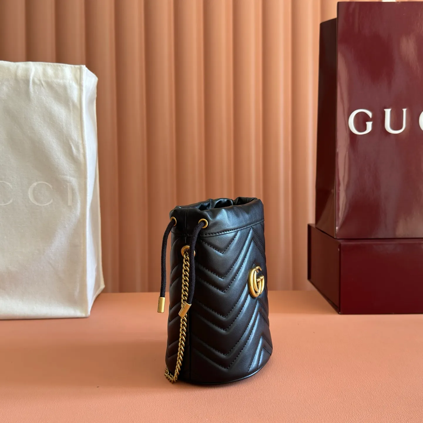 P900. 📣📣📣[Original leather accessories🌈Complete counter packaging]🔥🔥This Marmont series mini bucket bag is crafted from blue twill quilted leather, and is decorated with the brand's iconic double G monogram pattern accessories on the front, giving it a new interpretation of its outstanding look. As the symbol of the collection, the Double G accessory evolved from the belt buckle originating from the archives of the 1970s. The metal chain shoulder strap allows for a variety of carrying options, adding an elegant touch to this compact accessory. Model: 575163 Size: 17x19x10cm