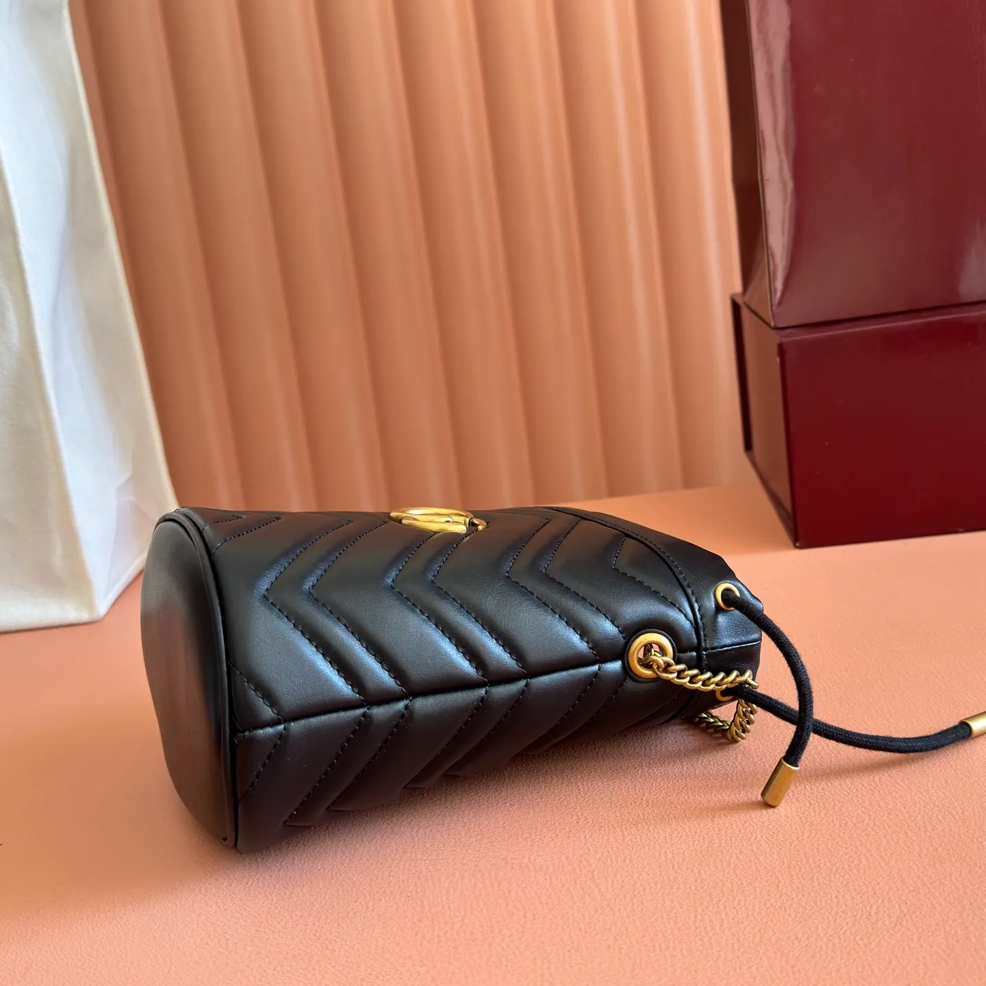 P900. 📣📣📣[Original leather accessories🌈Complete counter packaging]🔥🔥This Marmont series mini bucket bag is crafted from blue twill quilted leather, and is decorated with the brand's iconic double G monogram pattern accessories on the front, giving it a new interpretation of its outstanding look. As the symbol of the collection, the Double G accessory evolved from the belt buckle originating from the archives of the 1970s. The metal chain shoulder strap allows for a variety of carrying options, adding an elegant touch to this compact accessory. Model: 575163 Size: 17x19x10cm