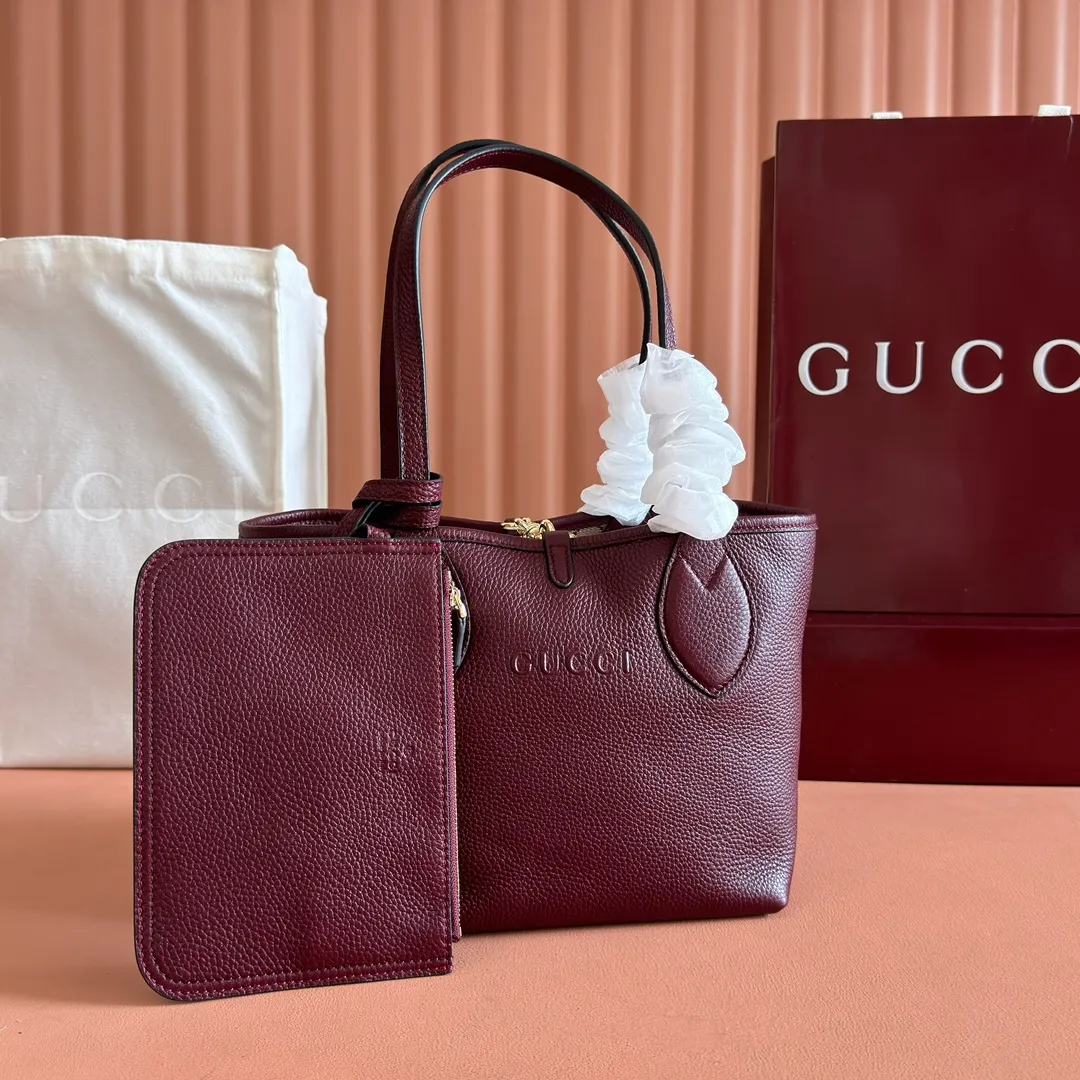 p1300. 💋💋💋【Full set of packaging at the counter】One bag, two styles, a charming interpretation of double-sided aesthetics. This Gucci Totissima tote bag is crafted from grained leather on one side and GG canvas on the other. Interpreting timeless style and functional aesthetics under the name Totissima. Black grained leather on one side, beige and dark brown GG canvas on the other Light gold-toned hardware Internal clutch: 19cm (W) x 13cm (H) Shoulder strap (22cm H) Reference number: 839124. Dimensions: 21cm (width) x 18.5cm (height) x 16cm (depth) Weight: about 0.6kg Color: apricot cloth black leather/original leather. Made in Italy