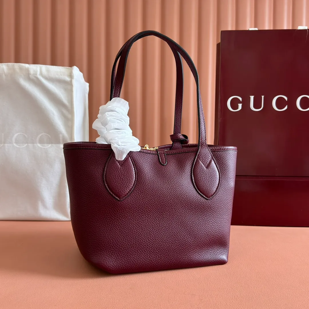 p1300. 💋💋💋【Full set of packaging at the counter】One bag, two styles, a charming interpretation of double-sided aesthetics. This Gucci Totissima tote bag is crafted from grained leather on one side and GG canvas on the other. Interpreting timeless style and functional aesthetics under the name Totissima. Black grained leather on one side, beige and dark brown GG canvas on the other Light gold-toned hardware Internal clutch: 19cm (W) x 13cm (H) Shoulder strap (22cm H) Reference number: 839124. Dimensions: 21cm (width) x 18.5cm (height) x 16cm (depth) Weight: about 0.6kg Color: apricot cloth black leather/original leather. Made in Italy