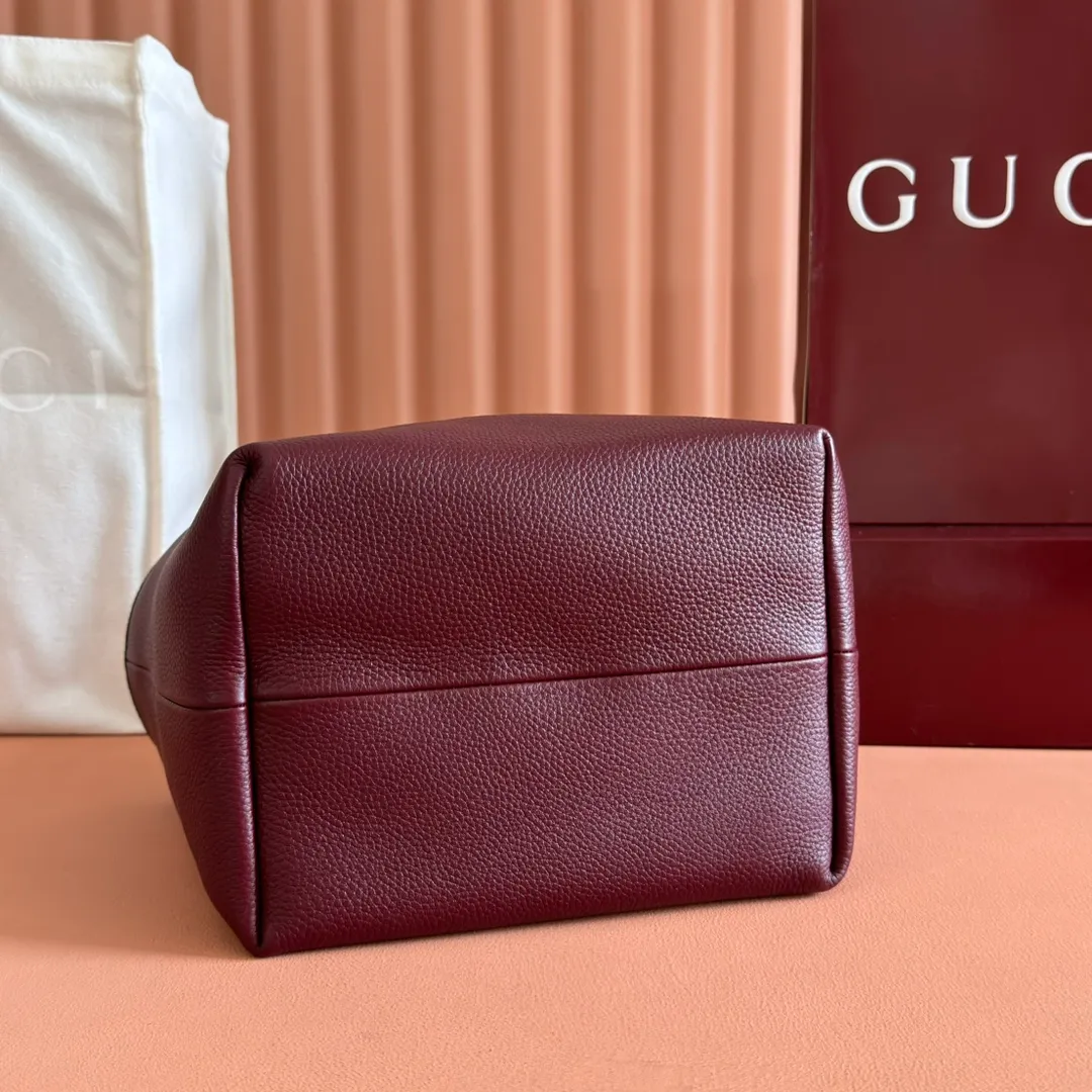 p1300. 💋💋💋【Full set of packaging at the counter】One bag, two styles, a charming interpretation of double-sided aesthetics. This Gucci Totissima tote bag is crafted from grained leather on one side and GG canvas on the other. Interpreting timeless style and functional aesthetics under the name Totissima. Black grained leather on one side, beige and dark brown GG canvas on the other Light gold-toned hardware Internal clutch: 19cm (W) x 13cm (H) Shoulder strap (22cm H) Reference number: 839124. Dimensions: 21cm (width) x 18.5cm (height) x 16cm (depth) Weight: about 0.6kg Color: apricot cloth black leather/original leather. Made in Italy