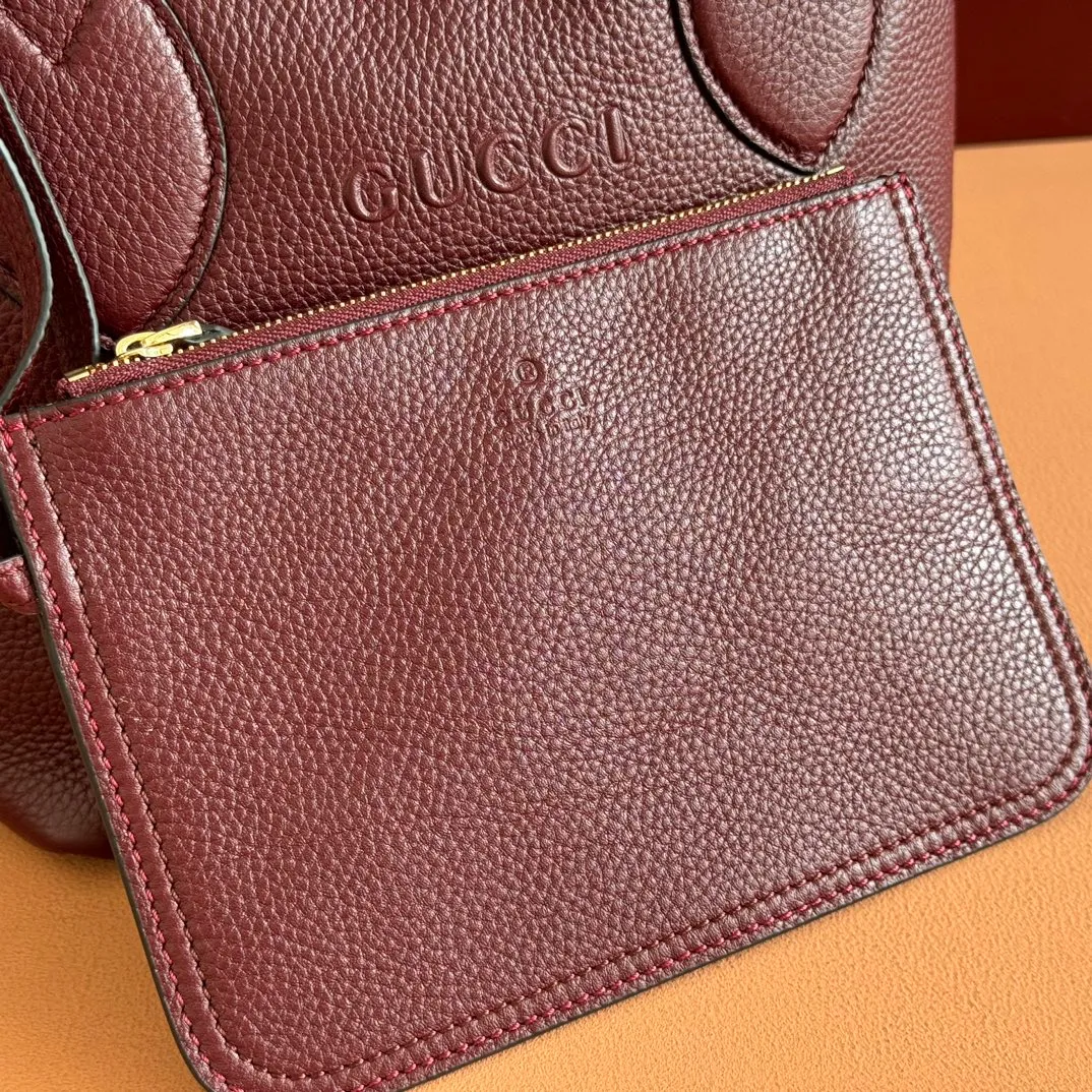 p1300. 💋💋💋【Full set of packaging at the counter】One bag, two styles, a charming interpretation of double-sided aesthetics. This Gucci Totissima tote bag is crafted from grained leather on one side and GG canvas on the other. Interpreting timeless style and functional aesthetics under the name Totissima. Black grained leather on one side, beige and dark brown GG canvas on the other Light gold-toned hardware Internal clutch: 19cm (W) x 13cm (H) Shoulder strap (22cm H) Reference number: 839124. Dimensions: 21cm (width) x 18.5cm (height) x 16cm (depth) Weight: about 0.6kg Color: apricot cloth black leather/original leather. Made in Italy