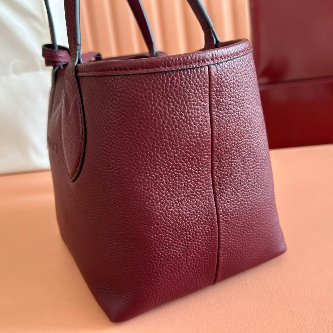 p1300. 💋💋💋【Full set of packaging at the counter】One bag, two styles, a charming interpretation of double-sided aesthetics. This Gucci Totissima tote bag is crafted from grained leather on one side and GG canvas on the other. Interpreting timeless style and functional aesthetics under the name Totissima. Black grained leather on one side, beige and dark brown GG canvas on the other Light gold-toned hardware Internal clutch: 19cm (W) x 13cm (H) Shoulder strap (22cm H) Reference number: 839124. Dimensions: 21cm (width) x 18.5cm (height) x 16cm (depth) Weight: about 0.6kg Color: apricot cloth black leather/original leather. Made in Italy