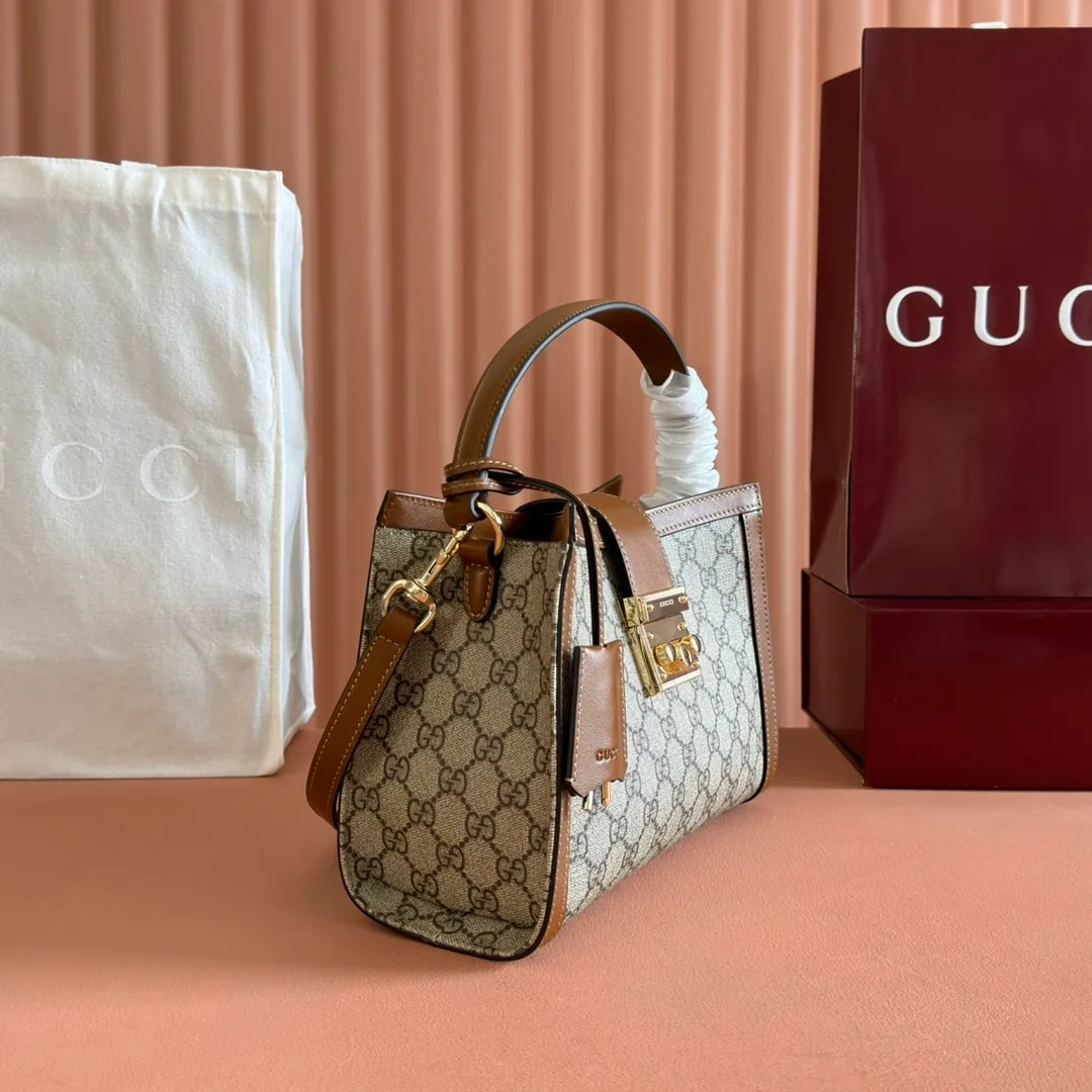 p1100💋💋💋【Original leather configuration counter complete package】The Padlock series has launched a variety of fashionable bags with various carrying methods, adding color to the 2025 early autumn series. This tote is lined with webbing, reminiscent of the brand's signature pattern. Beige and dark brown GG monogram coated fabric Brown leather trim Light gold tone hardware Red and green webbing cotton lining Interior: One zippered pocket Carry handle (10 cm height) Removable and adjustable leather shoulder strap (height: 114 cm - 124 cm; length: 55 cm - 60 cm) Padlock closure with leather keychain Ident.: 838992. Dimensions: 25.5cm (width) x 17.5cm (height) x 10cm (depth) Weight: approx. 0.6kg Color: brown pvc. Made in Italy