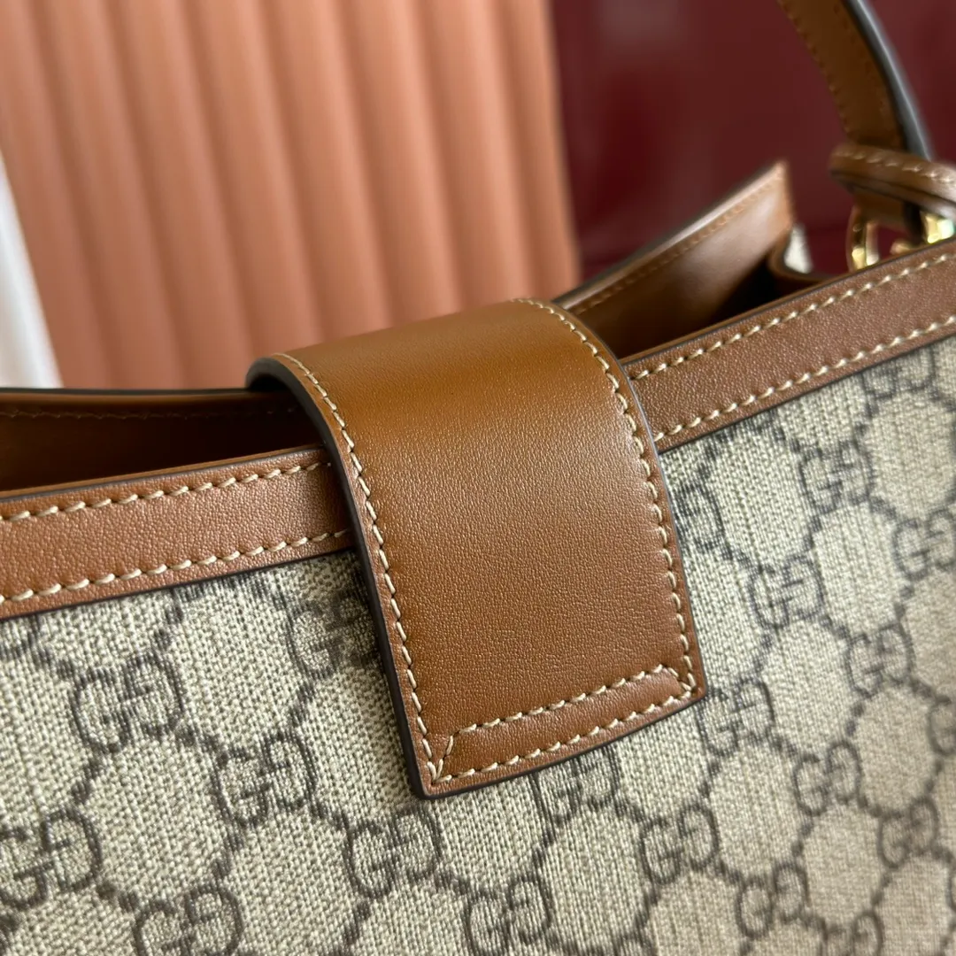 p1100💋💋💋【Original leather configuration counter complete package】The Padlock series has launched a variety of fashionable bags with various carrying methods, adding color to the 2025 early autumn series. This tote is lined with webbing, reminiscent of the brand's signature pattern. Beige and dark brown GG monogram coated fabric Brown leather trim Light gold tone hardware Red and green webbing cotton lining Interior: One zippered pocket Carry handle (10 cm height) Removable and adjustable leather shoulder strap (height: 114 cm - 124 cm; length: 55 cm - 60 cm) Padlock closure with leather keychain Ident.: 838992. Dimensions: 25.5cm (width) x 17.5cm (height) x 10cm (depth) Weight: approx. 0.6kg Color: brown pvc. Made in Italy