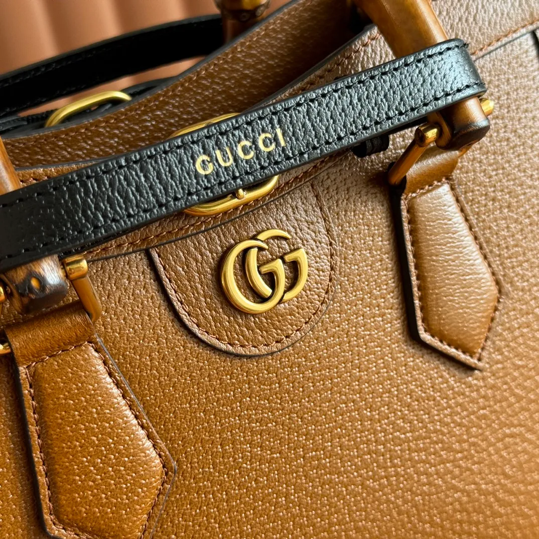 p1580. 📣📣📣【Original leather accessories🌈Full set of counter packaging】🔥🔥Small tote bag combines two recognizable brand elements, bamboo handles and double G accessories. "The blue leather material contrasts with the two khaki buckles, highlighting the smart and elegant temperament. Size: 27*24*11cm Model: 702721.