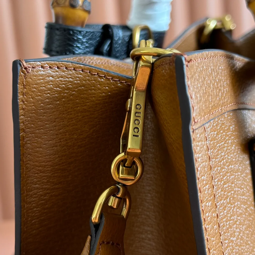 p1580. 📣📣📣【Original leather accessories🌈Full set of counter packaging】🔥🔥Small tote bag combines two recognizable brand elements, bamboo handles and double G accessories. "The blue leather material contrasts with the two khaki buckles, highlighting the smart and elegant temperament. Size: 27*24*11cm Model: 702721.