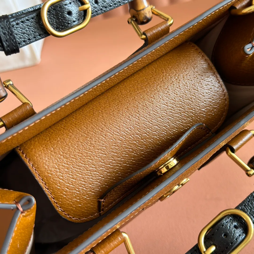 p1580. 📣📣📣【Original leather accessories🌈Full set of counter packaging】🔥🔥Small tote bag combines two recognizable brand elements, bamboo handles and double G accessories. "The blue leather material contrasts with the two khaki buckles, highlighting the smart and elegant temperament. Size: 27*24*11cm Model: 702721.