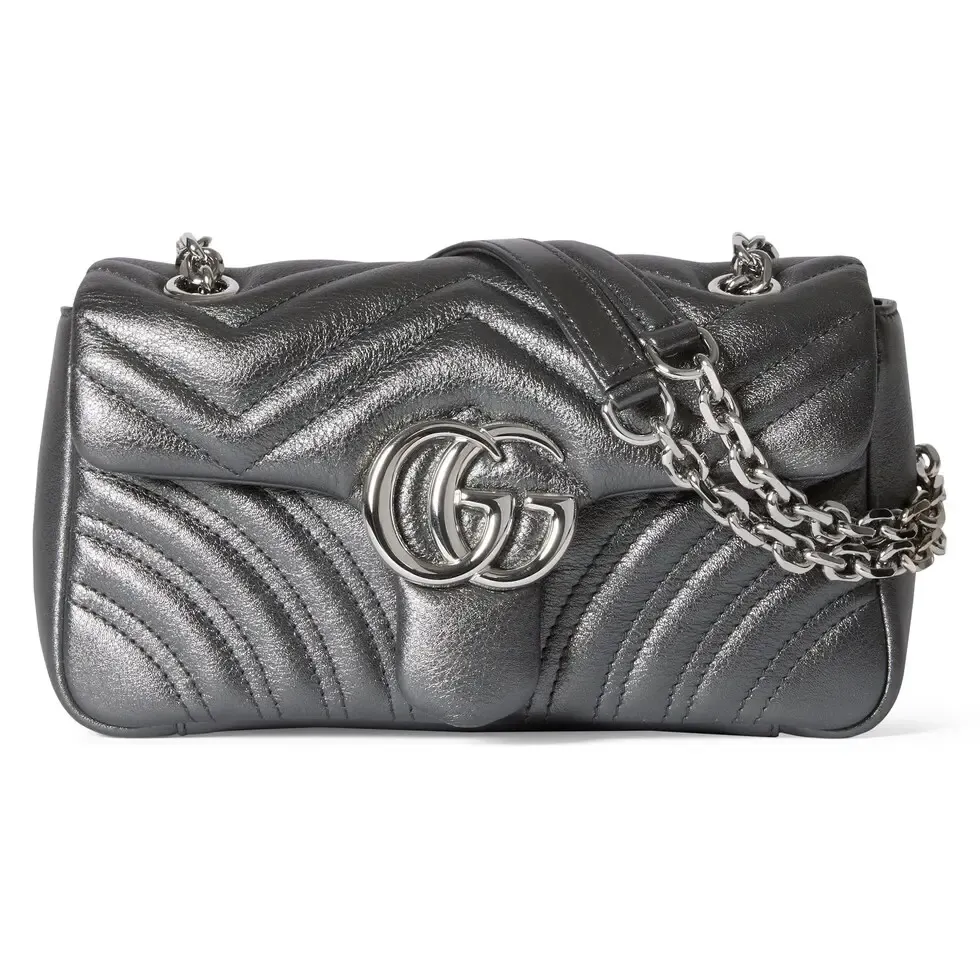 💕The brand’s iconic GG Marmont series combines Double G styling accessories, faceted chain straps and soft silhouettes, and selects gold and silver thread leather to create a shoulder bag style. Dark gray quilted V-shaped lamé leather Silver-tone hardware Black viscose lining Double G Interior: 1 open pocket Sliding chain strap that can be used as a shoulder strap (55 cm high) Spring-buckle flap Ref.: 837280. Dimensions: 22cm (width) x 12.5cm (height) x 6cm (depth) Weight: approximately 0.55kg Color: dark gray/original leather. Made in Italy