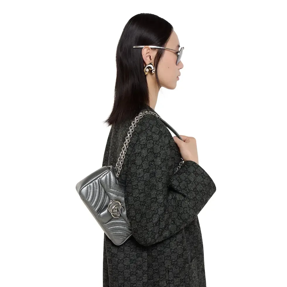💕The brand’s iconic GG Marmont series combines Double G styling accessories, faceted chain straps and soft silhouettes, and selects gold and silver thread leather to create a shoulder bag style. Dark gray quilted V-shaped lamé leather Silver-tone hardware Black viscose lining Double G Interior: 1 open pocket Sliding chain strap that can be used as a shoulder strap (55 cm high) Spring-buckle flap Ref.: 837280. Dimensions: 22cm (width) x 12.5cm (height) x 6cm (depth) Weight: approximately 0.55kg Color: dark gray/original leather. Made in Italy