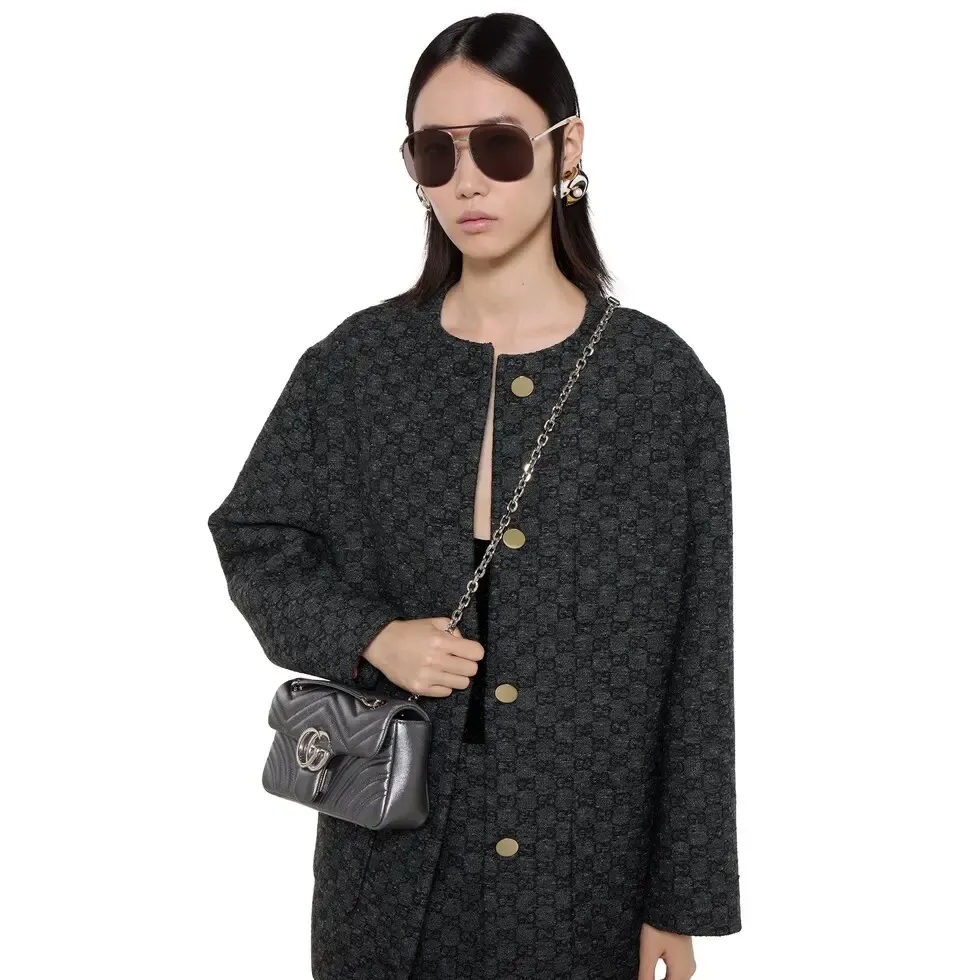 💕The brand’s iconic GG Marmont series combines Double G styling accessories, faceted chain straps and soft silhouettes, and selects gold and silver thread leather to create a shoulder bag style. Dark gray quilted V-shaped lamé leather Silver-tone hardware Black viscose lining Double G Interior: 1 open pocket Sliding chain strap that can be used as a shoulder strap (55 cm high) Spring-buckle flap Ref.: 837280. Dimensions: 22cm (width) x 12.5cm (height) x 6cm (depth) Weight: approximately 0.55kg Color: dark gray/original leather. Made in Italy