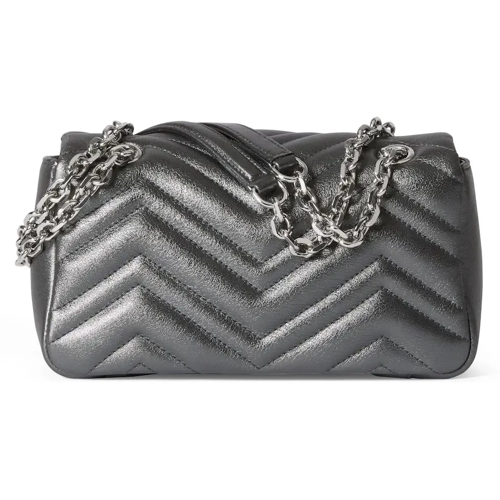 💕The brand’s iconic GG Marmont series combines Double G styling accessories, faceted chain straps and soft silhouettes, and selects gold and silver thread leather to create a shoulder bag style. Dark gray quilted V-shaped lamé leather Silver-tone hardware Black viscose lining Double G Interior: 1 open pocket Sliding chain strap that can be used as a shoulder strap (55 cm high) Spring-buckle flap Ref.: 837280. Dimensions: 22cm (width) x 12.5cm (height) x 6cm (depth) Weight: approximately 0.55kg Color: dark gray/original leather. Made in Italy