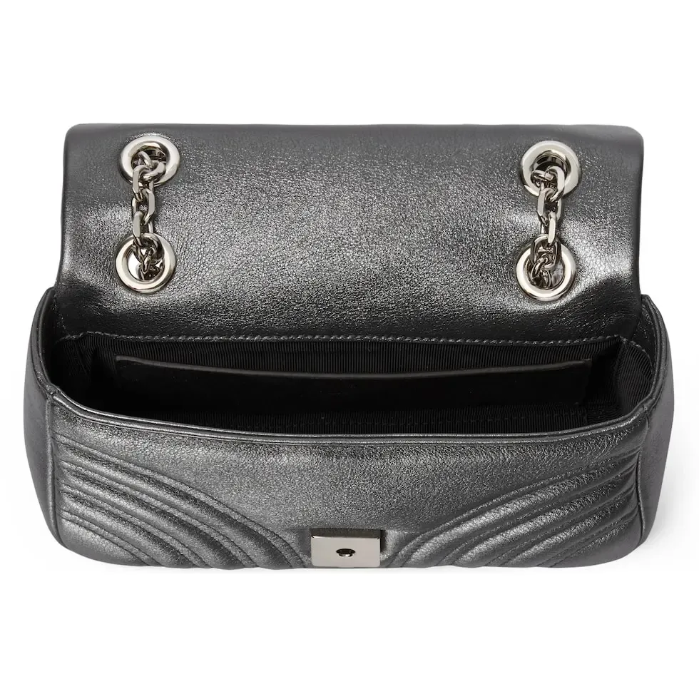 💕The brand’s iconic GG Marmont series combines Double G styling accessories, faceted chain straps and soft silhouettes, and selects gold and silver thread leather to create a shoulder bag style. Dark gray quilted V-shaped lamé leather Silver-tone hardware Black viscose lining Double G Interior: 1 open pocket Sliding chain strap that can be used as a shoulder strap (55 cm high) Spring-buckle flap Ref.: 837280. Dimensions: 22cm (width) x 12.5cm (height) x 6cm (depth) Weight: approximately 0.55kg Color: dark gray/original leather. Made in Italy