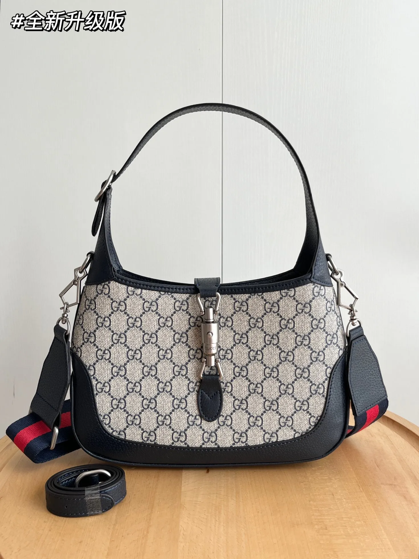 Actual shot #💰340 (double shoulder straps) Model: 678843. Upgraded version Size: 28x 19x 4.5cm.  💕💕Gucci UN3AG 1294 product details. Gucci's "Aria-Fashion Aria" series uses modern techniques to reinterpret classics. The Jackie 1961 series has launched a new rectangular tote bag with soft texture and flexible structure. The archive design is paired with logo details such as the all-over GG pattern and striped webbing, and exquisite accessories pay tribute to Gucci's heritage. This small bag is trimmed in black leather and features the collection's signature gold-toned push-lock hardware. Black and ivory GG denim jacquard. Black leather trim.