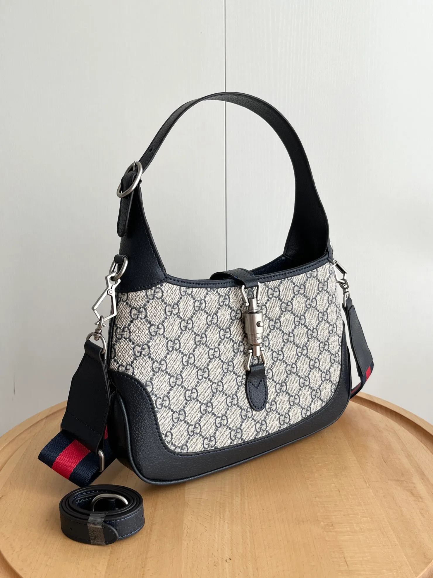 Actual shot #💰340 (double shoulder straps) Model: 678843. Upgraded version Size: 28x 19x 4.5cm.  💕💕Gucci UN3AG 1294 product details. Gucci's "Aria-Fashion Aria" series uses modern techniques to reinterpret classics. The Jackie 1961 series has launched a new rectangular tote bag with soft texture and flexible structure. The archive design is paired with logo details such as the all-over GG pattern and striped webbing, and exquisite accessories pay tribute to Gucci's heritage. This small bag is trimmed in black leather and features the collection's signature gold-toned push-lock hardware. Black and ivory GG denim jacquard. Black leather trim.
