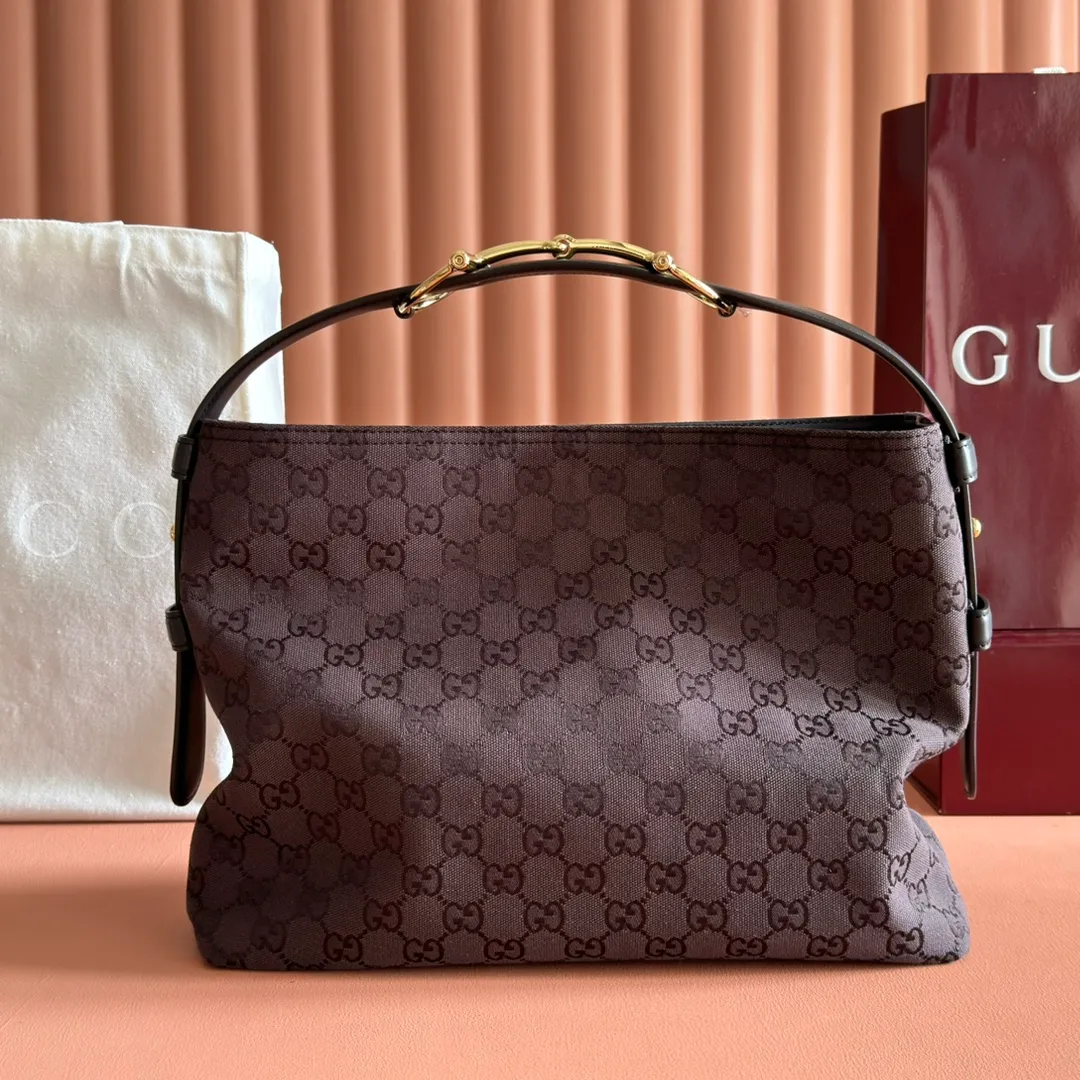 p1240. 💋💋💋 Anti-pattern oil edges [with full set of original counter packaging] 2025 autumn and winter series, Gucci Beatrix series handbags adopt a casual silhouette, and the shoulder straps are decorated with iconic horsebit details to further enhance the fashion sense. Gold-toned accessories add to the sophisticated elegance of the design, and an interior zippered pocket keeps your belongings securely stored. Combining elegance and functionality, it easily accommodates daily essentials. Black soft glossy calfskin. Gold-tone hardware. Black cotton and linen blend lining. Horsebit detail on shoulder strap. Interior: Zip pocket. Shoulder strap: 21 cm high; 85 cm long. Ident: 850926. Dimensions: 35cm (width) x 27.5cm (height) x 11cm (depth) Weight: approx. 0.7kg Color: red cloth Made in Italy