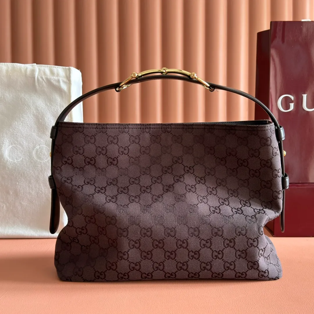 p1240. 💋💋💋 Anti-pattern oil edges [with full set of original counter packaging] 2025 autumn and winter series, Gucci Beatrix series handbags adopt a casual silhouette, and the shoulder straps are decorated with iconic horsebit details to further enhance the fashion sense. Gold-toned accessories add to the sophisticated elegance of the design, and an interior zippered pocket keeps your belongings securely stored. Combining elegance and functionality, it easily accommodates daily essentials. Black soft glossy calfskin. Gold-tone hardware. Black cotton and linen blend lining. Horsebit detail on shoulder strap. Interior: Zip pocket. Shoulder strap: 21 cm high; 85 cm long. Ident: 850926. Dimensions: 35cm (width) x 27.5cm (height) x 11cm (depth) Weight: approx. 0.7kg Color: red cloth Made in Italy