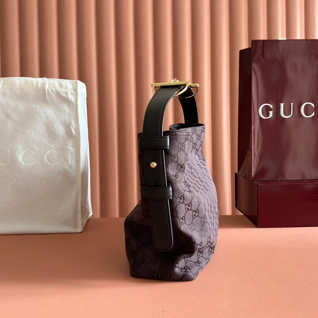 p1240. 💋💋💋 Anti-pattern oil edges [with full set of original counter packaging] 2025 autumn and winter series, Gucci Beatrix series handbags adopt a casual silhouette, and the shoulder straps are decorated with iconic horsebit details to further enhance the fashion sense. Gold-toned accessories add to the sophisticated elegance of the design, and an interior zippered pocket keeps your belongings securely stored. Combining elegance and functionality, it easily accommodates daily essentials. Black soft glossy calfskin. Gold-tone hardware. Black cotton and linen blend lining. Horsebit detail on shoulder strap. Interior: Zip pocket. Shoulder strap: 21 cm high; 85 cm long. Ident: 850926. Dimensions: 35cm (width) x 27.5cm (height) x 11cm (depth) Weight: approx. 0.7kg Color: red cloth Made in Italy
