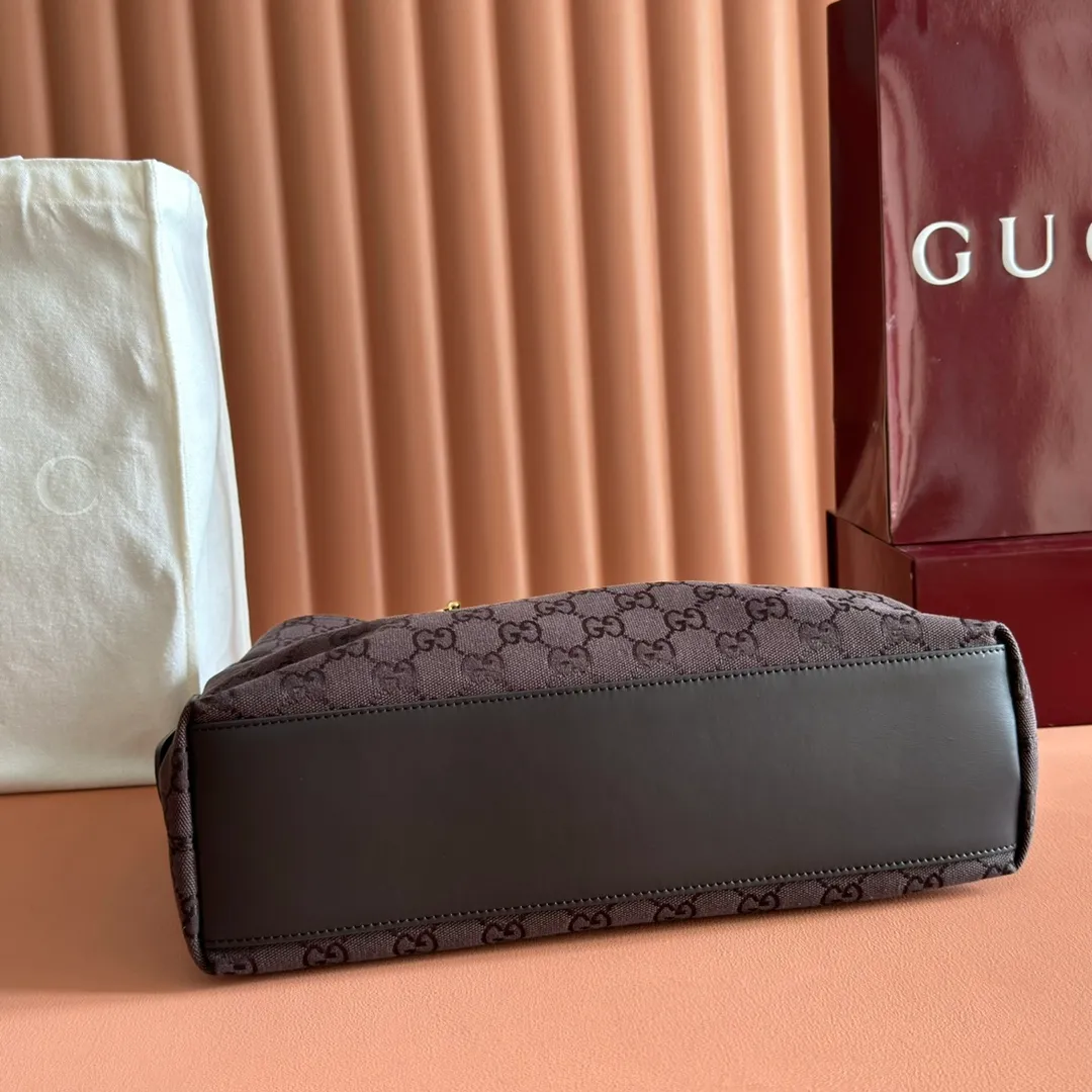 p1240. 💋💋💋 Anti-pattern oil edges [with full set of original counter packaging] 2025 autumn and winter series, Gucci Beatrix series handbags adopt a casual silhouette, and the shoulder straps are decorated with iconic horsebit details to further enhance the fashion sense. Gold-toned accessories add to the sophisticated elegance of the design, and an interior zippered pocket keeps your belongings securely stored. Combining elegance and functionality, it easily accommodates daily essentials. Black soft glossy calfskin. Gold-tone hardware. Black cotton and linen blend lining. Horsebit detail on shoulder strap. Interior: Zip pocket. Shoulder strap: 21 cm high; 85 cm long. Ident: 850926. Dimensions: 35cm (width) x 27.5cm (height) x 11cm (depth) Weight: approx. 0.7kg Color: red cloth Made in Italy