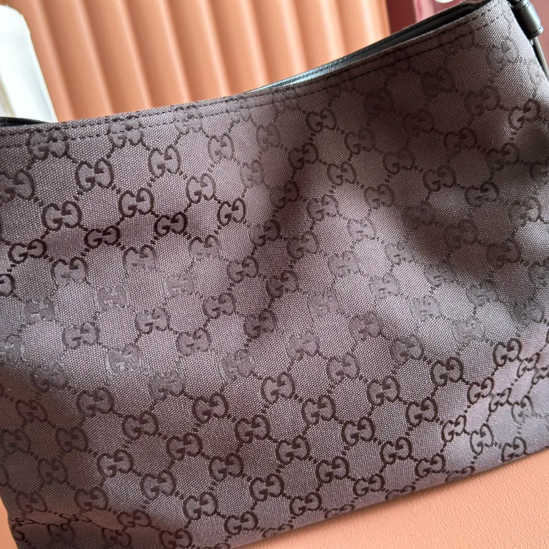 p1240. 💋💋💋 Anti-pattern oil edges [with full set of original counter packaging] 2025 autumn and winter series, Gucci Beatrix series handbags adopt a casual silhouette, and the shoulder straps are decorated with iconic horsebit details to further enhance the fashion sense. Gold-toned accessories add to the sophisticated elegance of the design, and an interior zippered pocket keeps your belongings securely stored. Combining elegance and functionality, it easily accommodates daily essentials. Black soft glossy calfskin. Gold-tone hardware. Black cotton and linen blend lining. Horsebit detail on shoulder strap. Interior: Zip pocket. Shoulder strap: 21 cm high; 85 cm long. Ident: 850926. Dimensions: 35cm (width) x 27.5cm (height) x 11cm (depth) Weight: approx. 0.7kg Color: red cloth Made in Italy