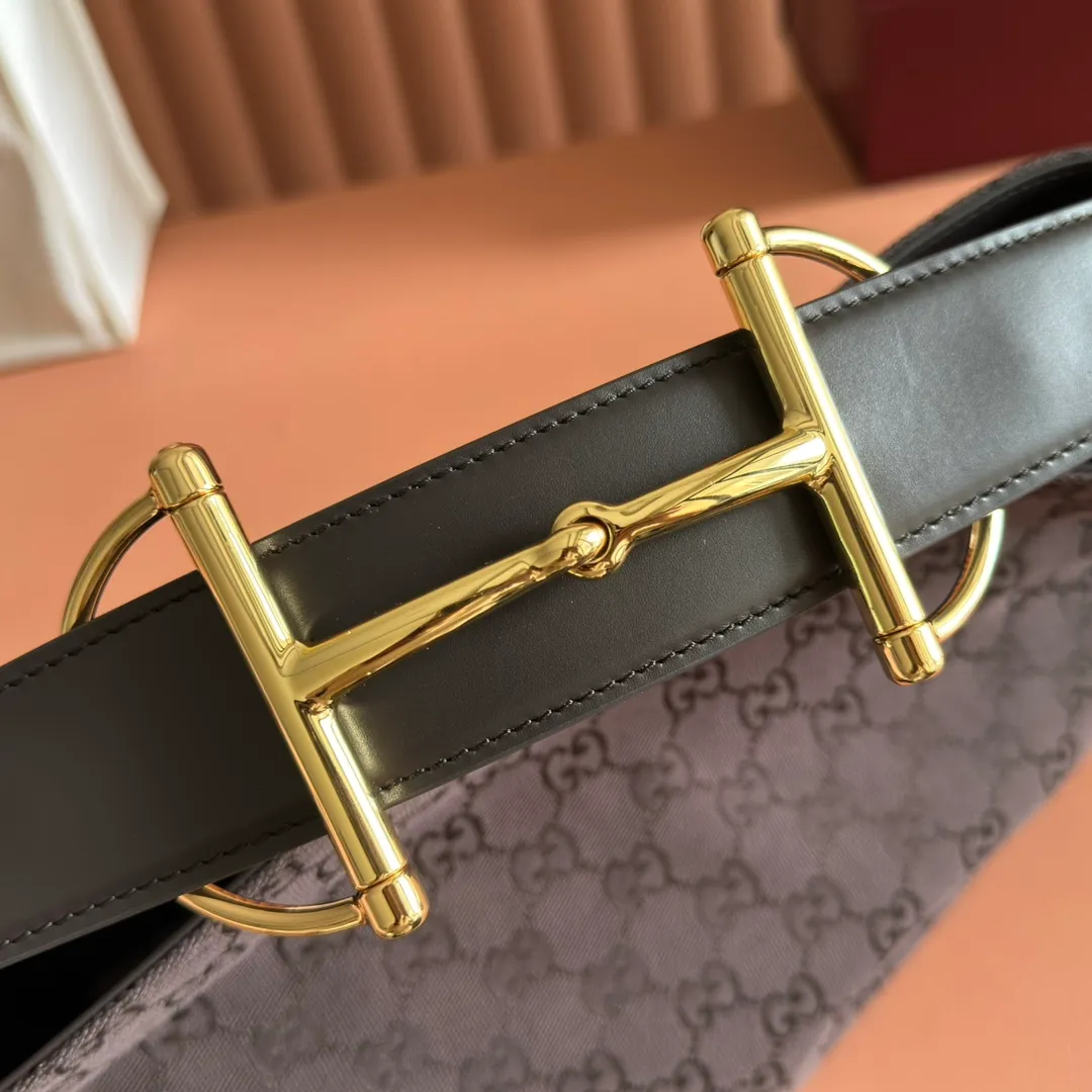p1240. 💋💋💋 Anti-pattern oil edges [with full set of original counter packaging] 2025 autumn and winter series, Gucci Beatrix series handbags adopt a casual silhouette, and the shoulder straps are decorated with iconic horsebit details to further enhance the fashion sense. Gold-toned accessories add to the sophisticated elegance of the design, and an interior zippered pocket keeps your belongings securely stored. Combining elegance and functionality, it easily accommodates daily essentials. Black soft glossy calfskin. Gold-tone hardware. Black cotton and linen blend lining. Horsebit detail on shoulder strap. Interior: Zip pocket. Shoulder strap: 21 cm high; 85 cm long. Ident: 850926. Dimensions: 35cm (width) x 27.5cm (height) x 11cm (depth) Weight: approx. 0.7kg Color: red cloth Made in Italy