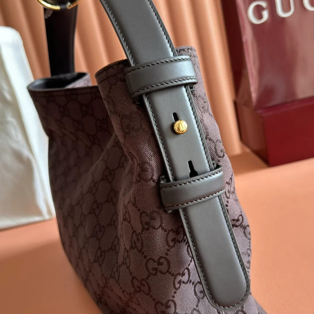 p1240. 💋💋💋 Anti-pattern oil edges [with full set of original counter packaging] 2025 autumn and winter series, Gucci Beatrix series handbags adopt a casual silhouette, and the shoulder straps are decorated with iconic horsebit details to further enhance the fashion sense. Gold-toned accessories add to the sophisticated elegance of the design, and an interior zippered pocket keeps your belongings securely stored. Combining elegance and functionality, it easily accommodates daily essentials. Black soft glossy calfskin. Gold-tone hardware. Black cotton and linen blend lining. Horsebit detail on shoulder strap. Interior: Zip pocket. Shoulder strap: 21 cm high; 85 cm long. Ident: 850926. Dimensions: 35cm (width) x 27.5cm (height) x 11cm (depth) Weight: approx. 0.7kg Color: red cloth Made in Italy