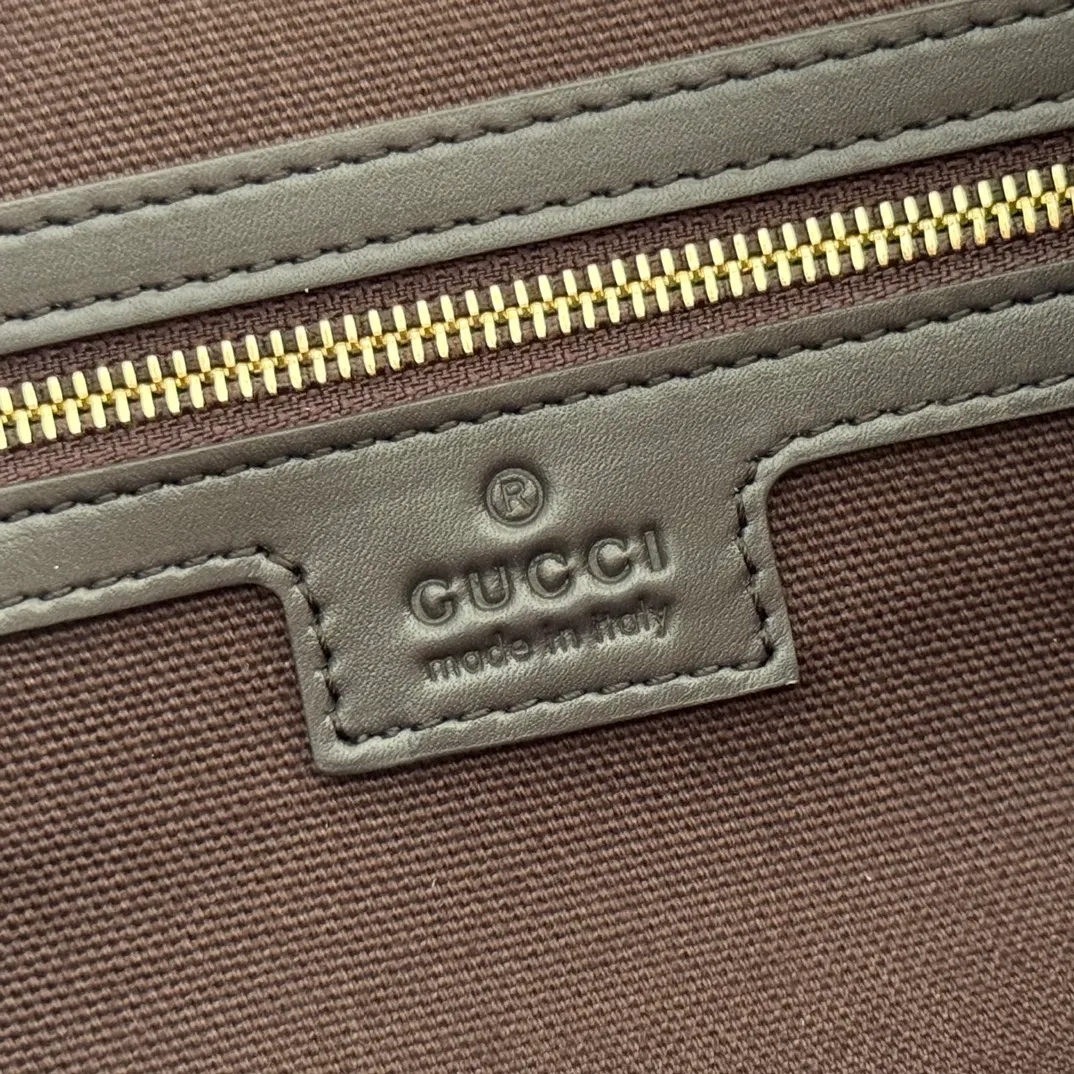 p1240. 💋💋💋 Anti-pattern oil edges [with full set of original counter packaging] 2025 autumn and winter series, Gucci Beatrix series handbags adopt a casual silhouette, and the shoulder straps are decorated with iconic horsebit details to further enhance the fashion sense. Gold-toned accessories add to the sophisticated elegance of the design, and an interior zippered pocket keeps your belongings securely stored. Combining elegance and functionality, it easily accommodates daily essentials. Black soft glossy calfskin. Gold-tone hardware. Black cotton and linen blend lining. Horsebit detail on shoulder strap. Interior: Zip pocket. Shoulder strap: 21 cm high; 85 cm long. Ident: 850926. Dimensions: 35cm (width) x 27.5cm (height) x 11cm (depth) Weight: approx. 0.7kg Color: red cloth Made in Italy