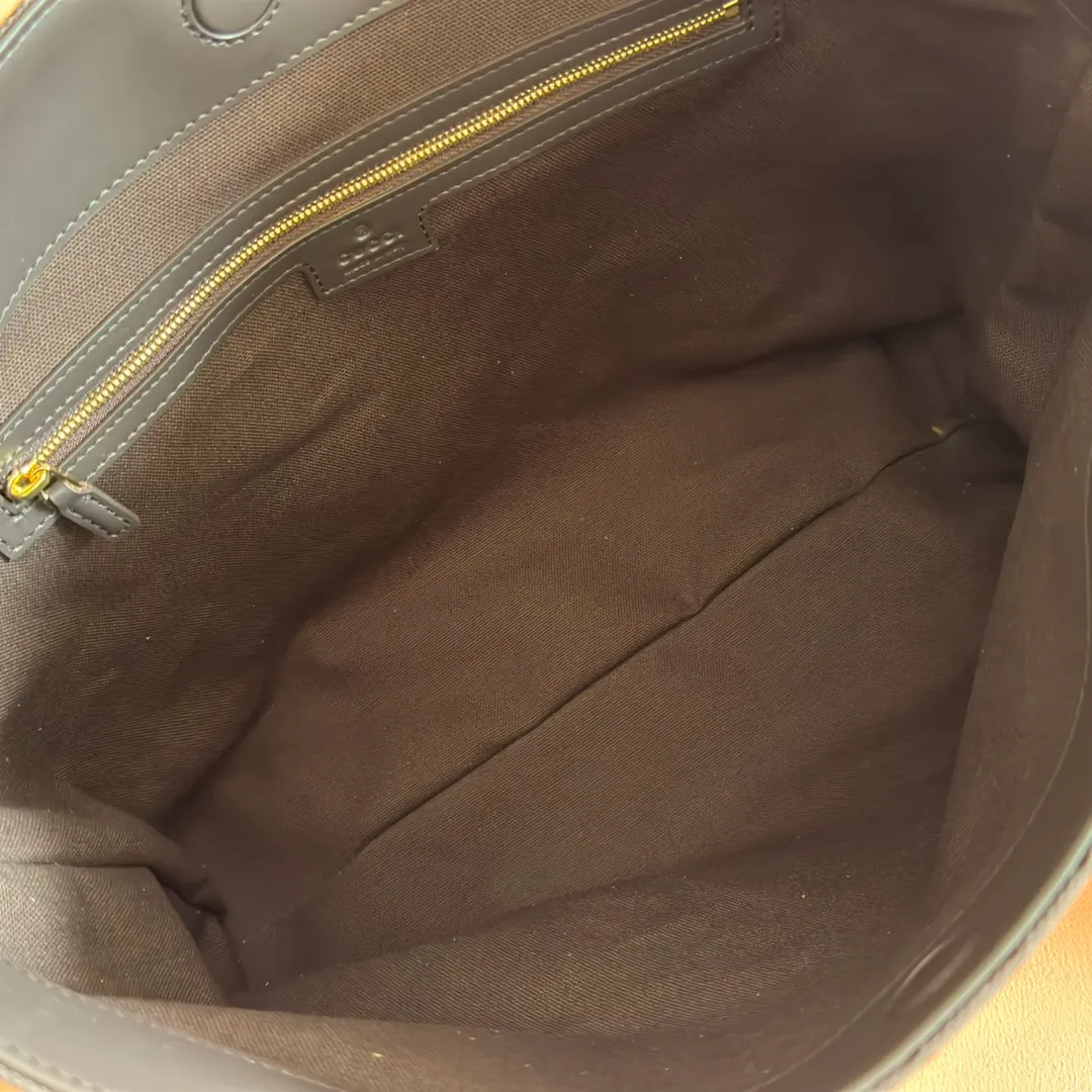 p1240. 💋💋💋 Anti-pattern oil edges [with full set of original counter packaging] 2025 autumn and winter series, Gucci Beatrix series handbags adopt a casual silhouette, and the shoulder straps are decorated with iconic horsebit details to further enhance the fashion sense. Gold-toned accessories add to the sophisticated elegance of the design, and an interior zippered pocket keeps your belongings securely stored. Combining elegance and functionality, it easily accommodates daily essentials. Black soft glossy calfskin. Gold-tone hardware. Black cotton and linen blend lining. Horsebit detail on shoulder strap. Interior: Zip pocket. Shoulder strap: 21 cm high; 85 cm long. Ident: 850926. Dimensions: 35cm (width) x 27.5cm (height) x 11cm (depth) Weight: approx. 0.7kg Color: red cloth Made in Italy