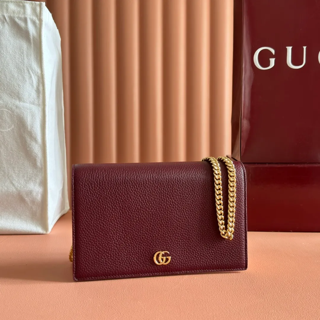 p700. 📣📣📣【Combined with original counter packaging】GG Marmont series This GG Marmont series chain bag is made of classic and durable black leather, adding another classic to the "Aria-Fashion Aria" series. The Double G accessory originates from the belt buckle design of the 1970s, and is reinterpreted on this wallet in tone-on-tone resin. The classic design is combined with a monochromatic color scheme to highlight the modern fashion style. Model: 497985. Size: 20*12.5*4cm. Color: Encore with powder