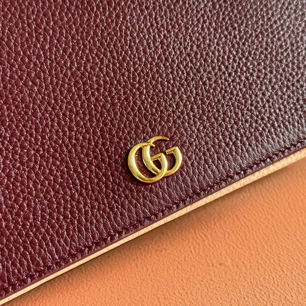 p700. 📣📣📣【Combined with original counter packaging】GG Marmont series This GG Marmont series chain bag is made of classic and durable black leather, adding another classic to the "Aria-Fashion Aria" series. The Double G accessory originates from the belt buckle design of the 1970s, and is reinterpreted on this wallet in tone-on-tone resin. The classic design is combined with a monochromatic color scheme to highlight the modern fashion style. Model: 497985. Size: 20*12.5*4cm. Color: Encore with powder